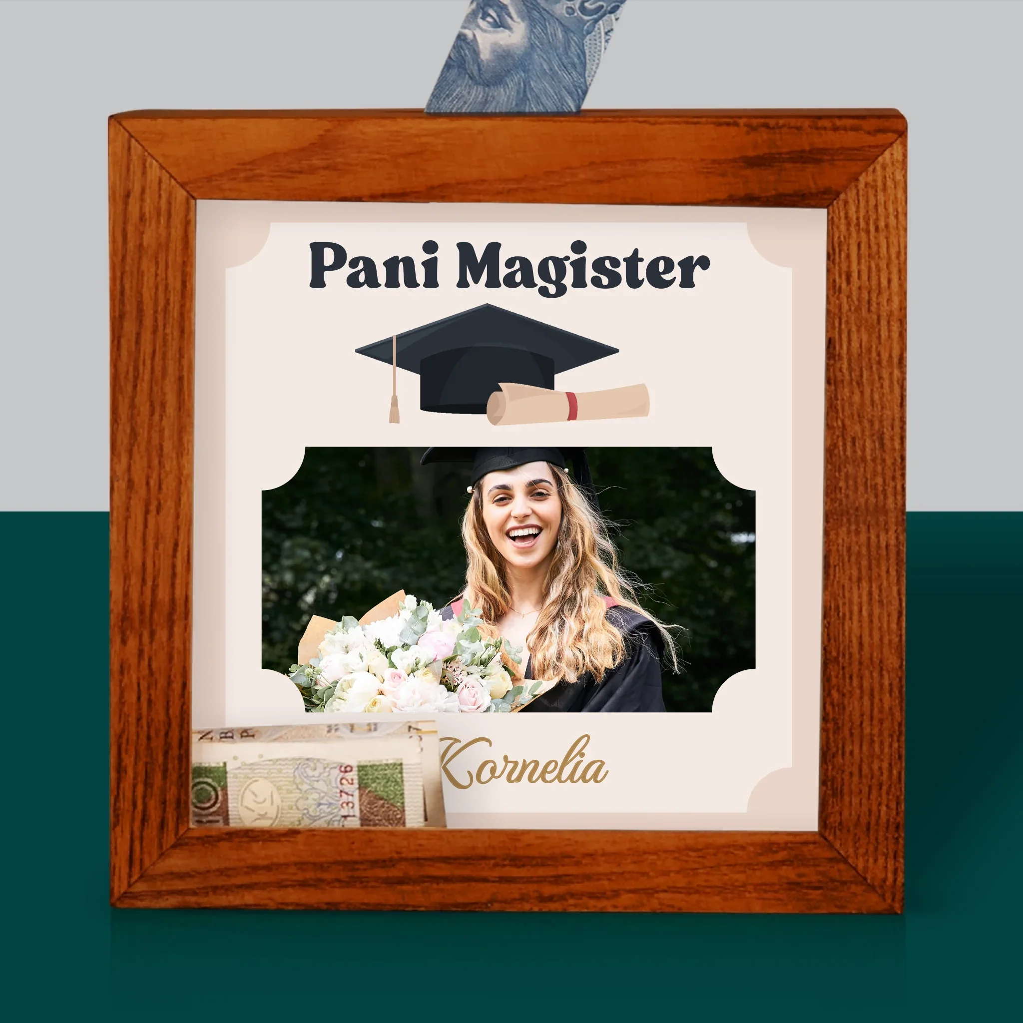 Zdjęcie I Podpis: Magister Gratulacje - Drewniana Skarbonka - Image 2