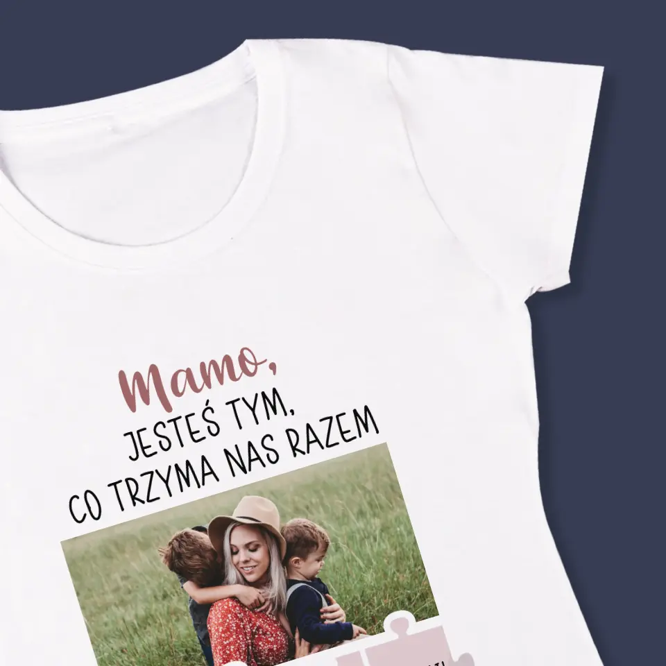 Zdjęcie i Podpis: Mamo, Jesteś Tym Co Trzyma Nas Razem - Koszulka Damska z Nadrukiem - Image 4