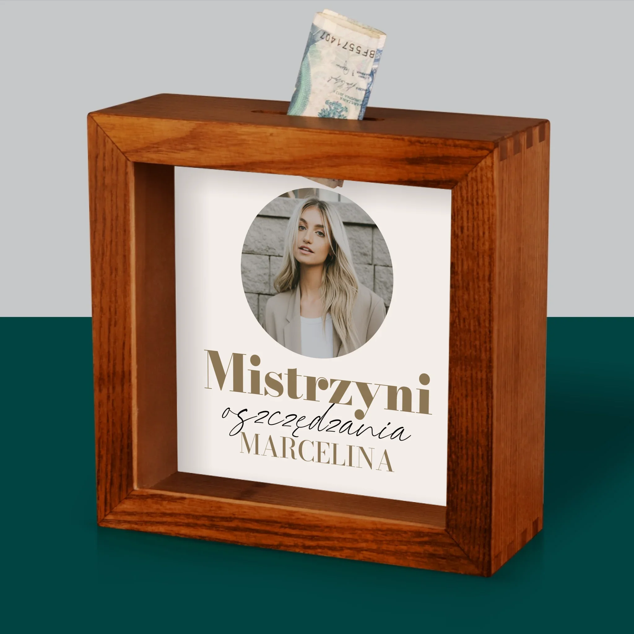Zdjęcie I Podpis: Mistrzyni Planowania - Drewniana Skarbonka - Image 4