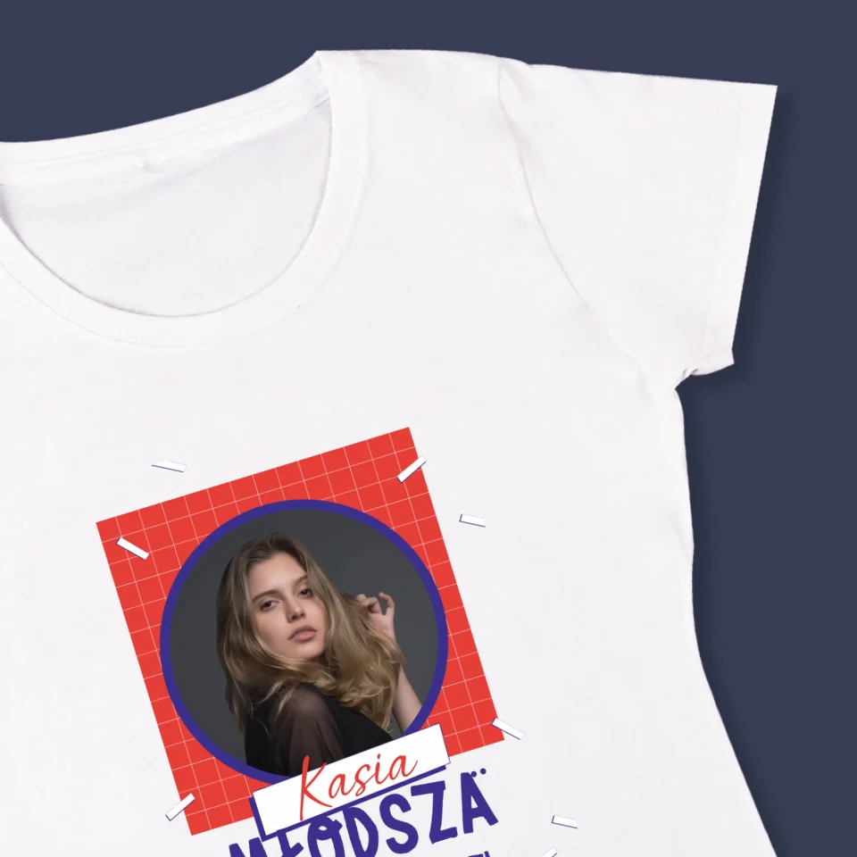 Zdjęcie i Podpis: Młodsza Nie Będziesz - Koszulka Damska z Nadrukiem - Image 4