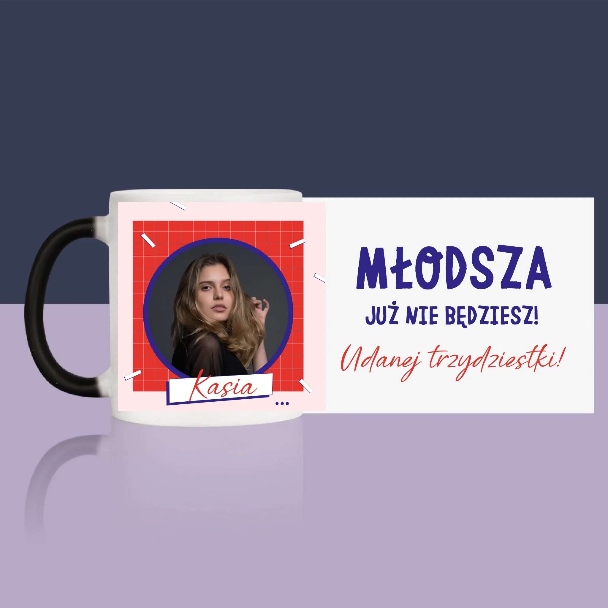 Zdjęcie i Podpis: Młodsza Nie Będziesz - Kubek z Nadrukiem - Image 13