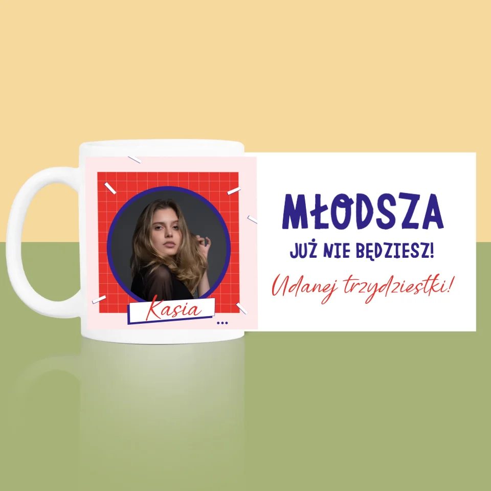Zdjęcie i Podpis: Młodsza Nie Będziesz - Kubek z Nadrukiem - Image 4