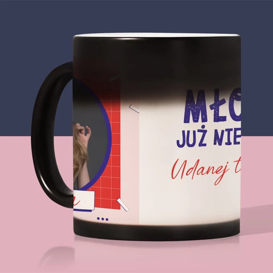 Zdjęcie i Podpis: Młodsza Nie Będziesz - Kubek z Nadrukiem - Image 6