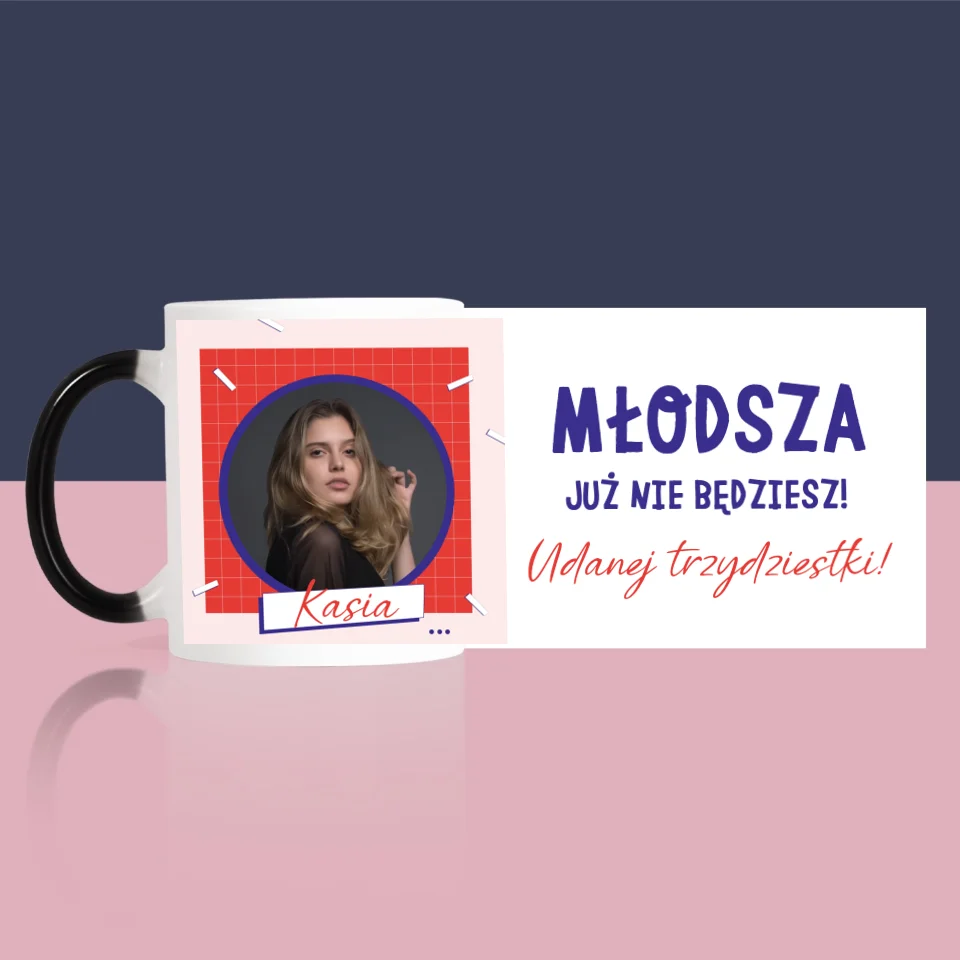 Zdjęcie i Podpis: Młodsza Nie Będziesz - Kubek z Nadrukiem - Image 8