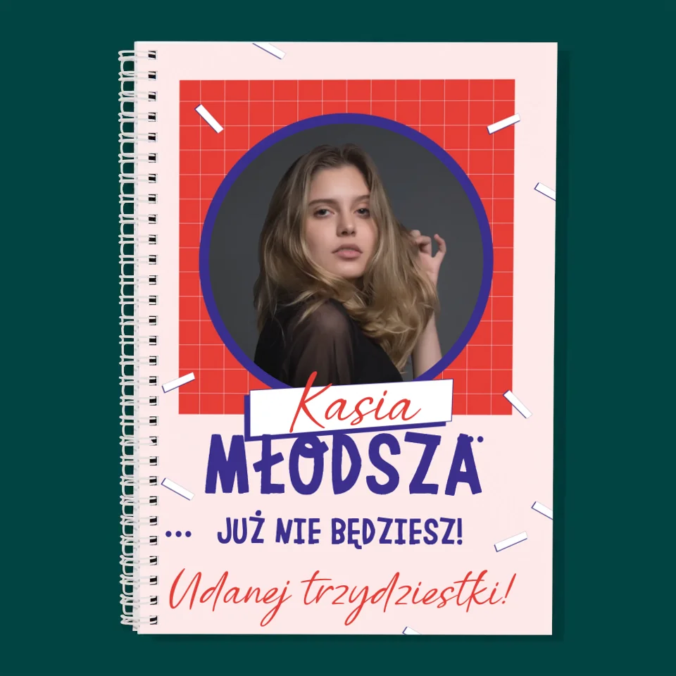 Zdjęcie i Podpis: Młodsza Nie Będziesz - Planer Dzienny Na Spirali - Image 3