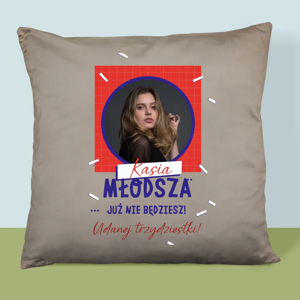 Zdjęcie i Podpis: Młodsza Nie Będziesz - Poduszka z Nadrukiem - Image 3