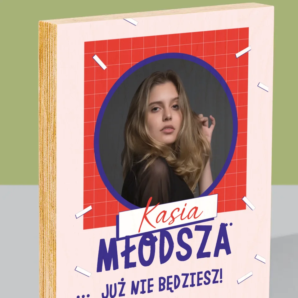 Zdjęcie i Podpis: Młodsza Nie Będziesz - Wydruk Na Drewnie - Image 2