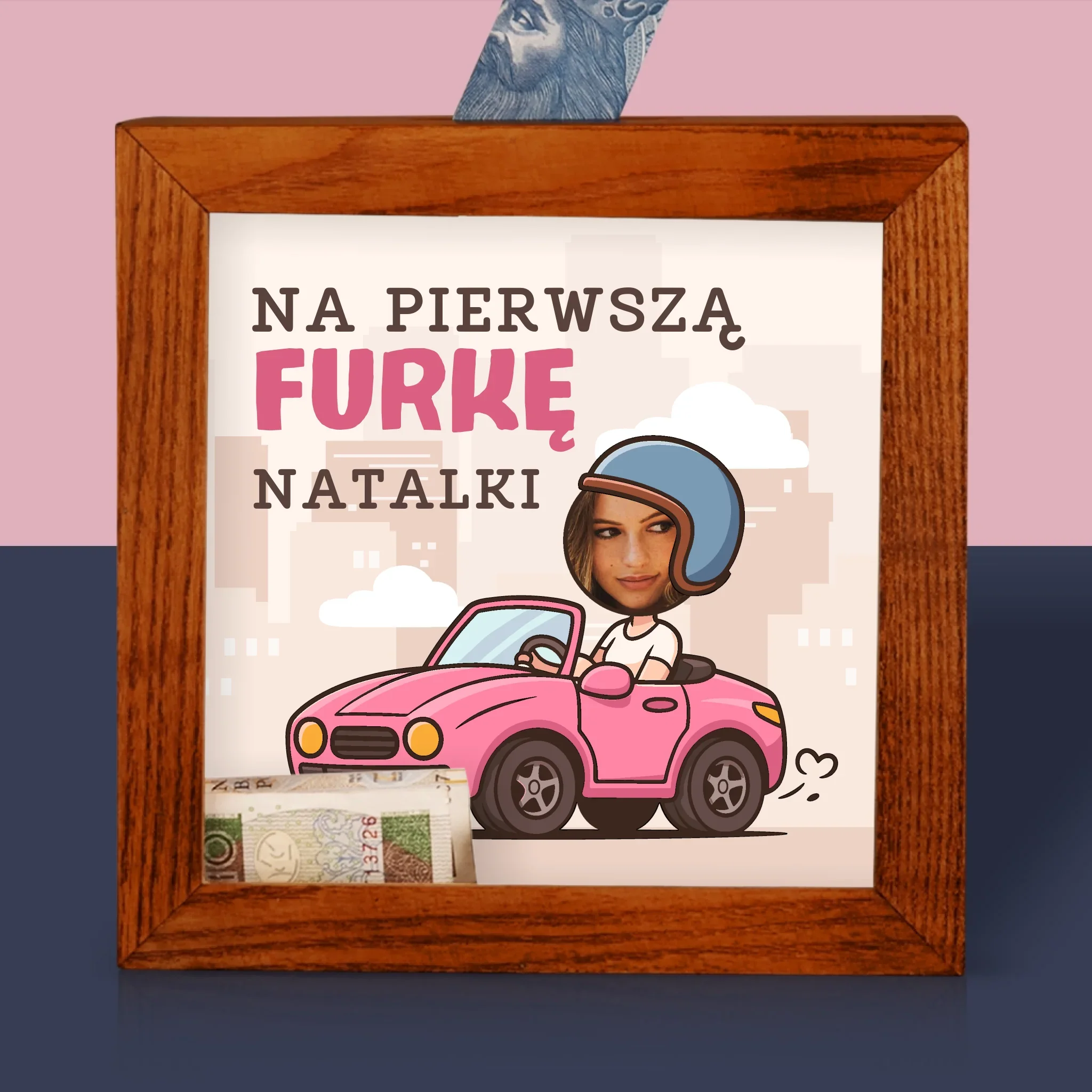 Zdjęcie I Podpis: Na Pierwszą Furkę - Drewniana Skarbonka - Image 2