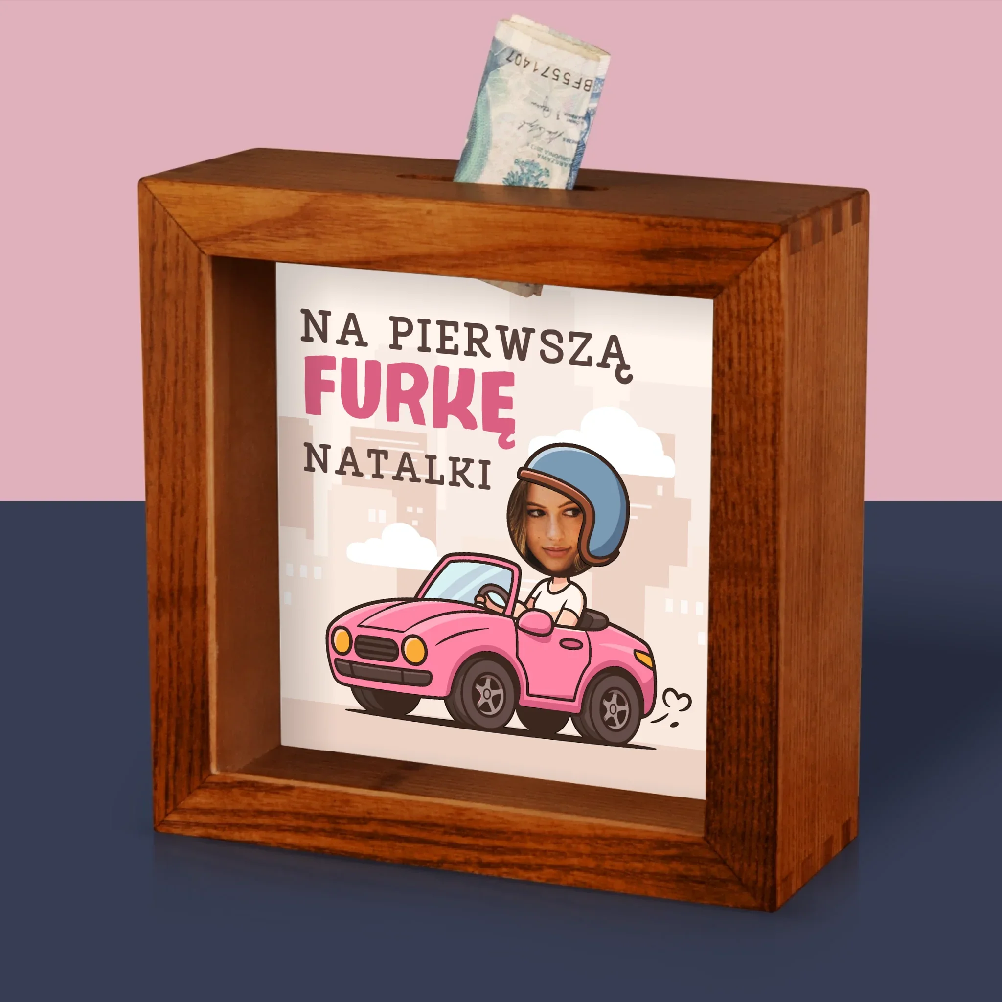 Zdjęcie I Podpis: Na Pierwszą Furkę - Drewniana Skarbonka - Image 4