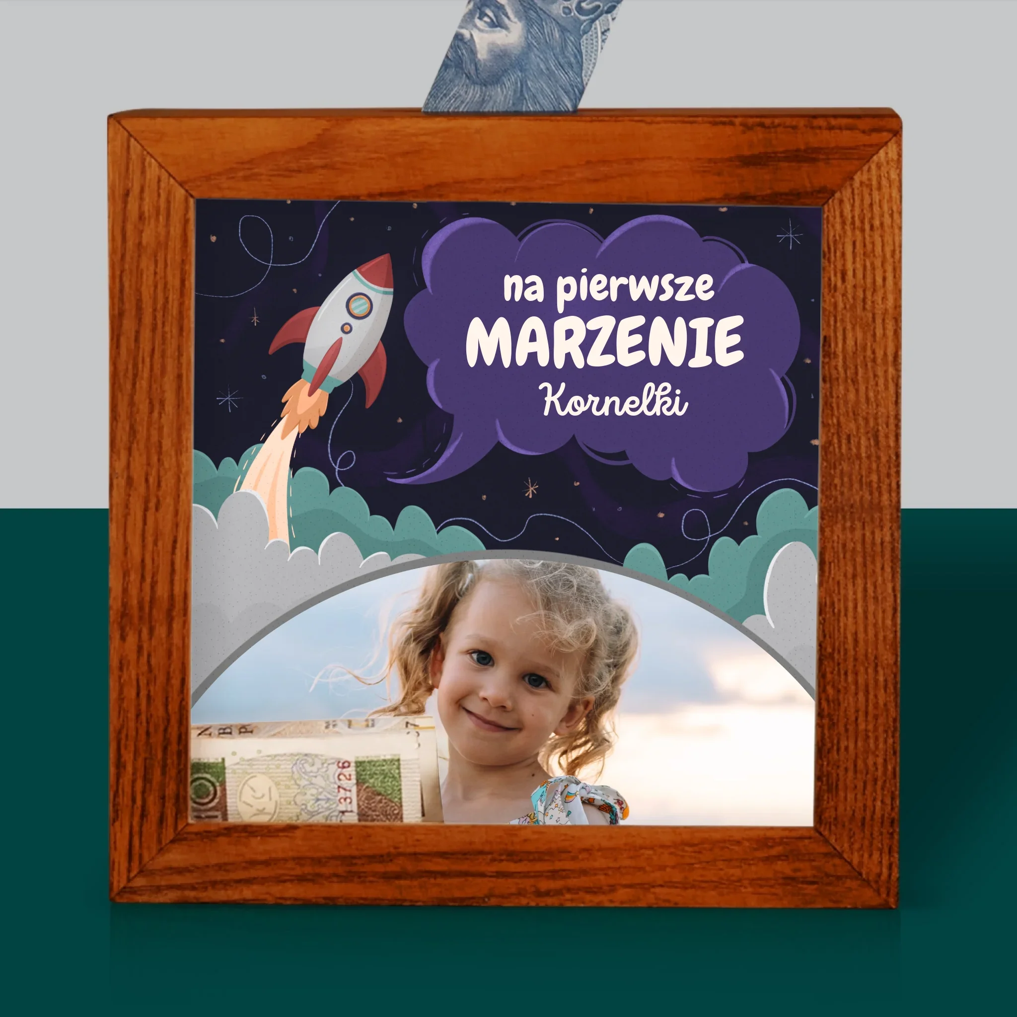 Zdjęcie I Podpis: Na Pierwsze Marzenie - Drewniana Skarbonka - Image 2