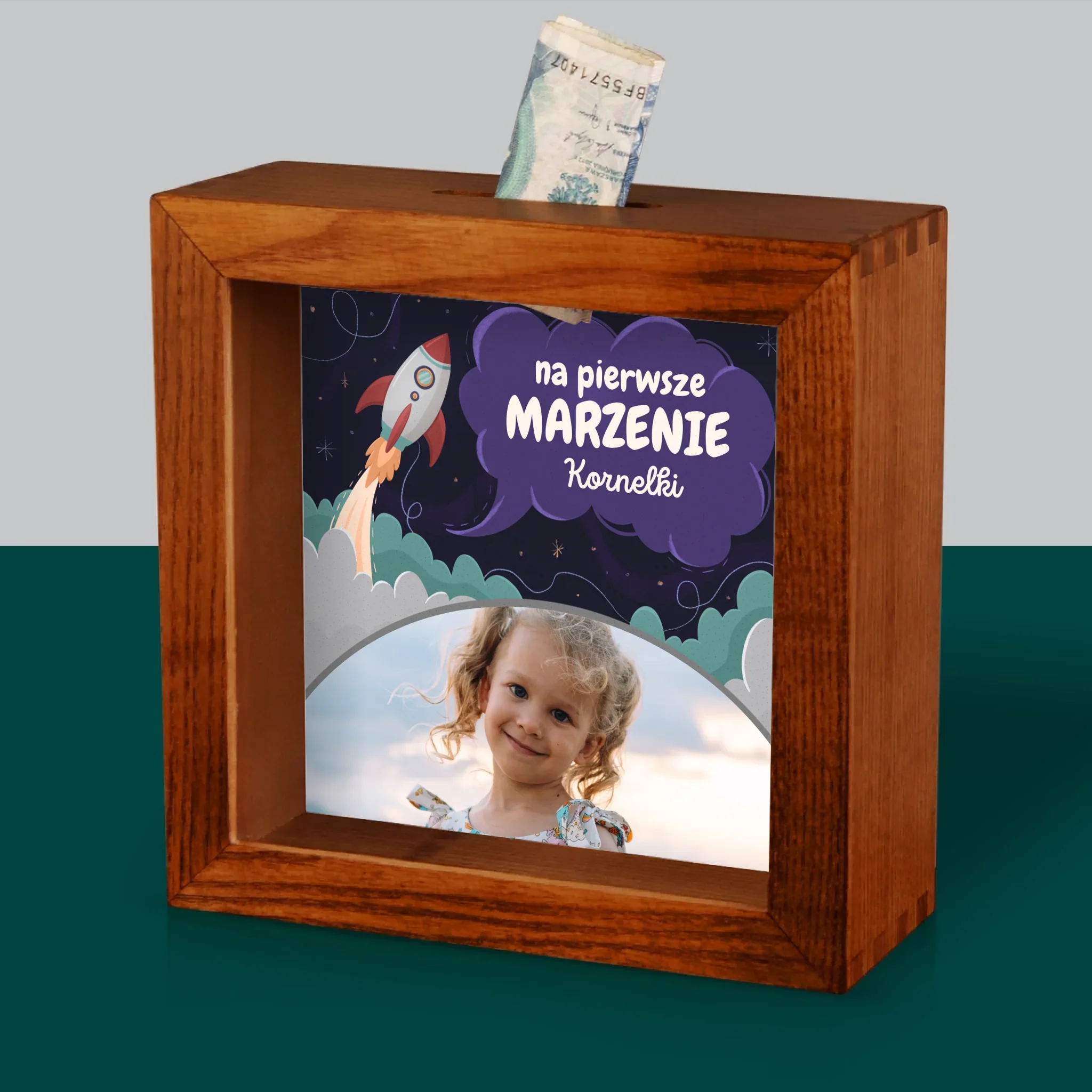 Zdjęcie I Podpis: Na Pierwsze Marzenie - Drewniana Skarbonka - Image 4