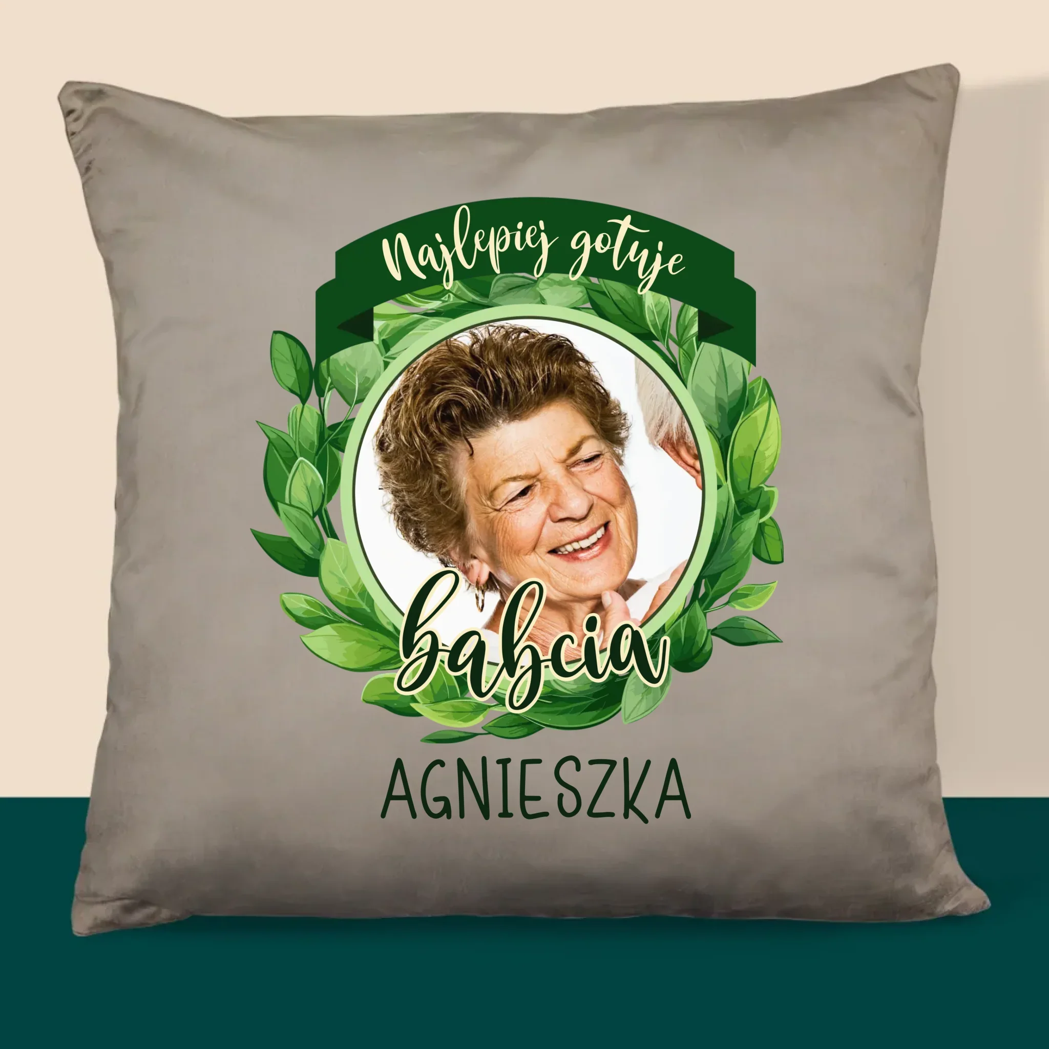 Zdjęcie i Podpis: Najlepiej Gotuje - Poduszka z Nadrukiem - Image 3