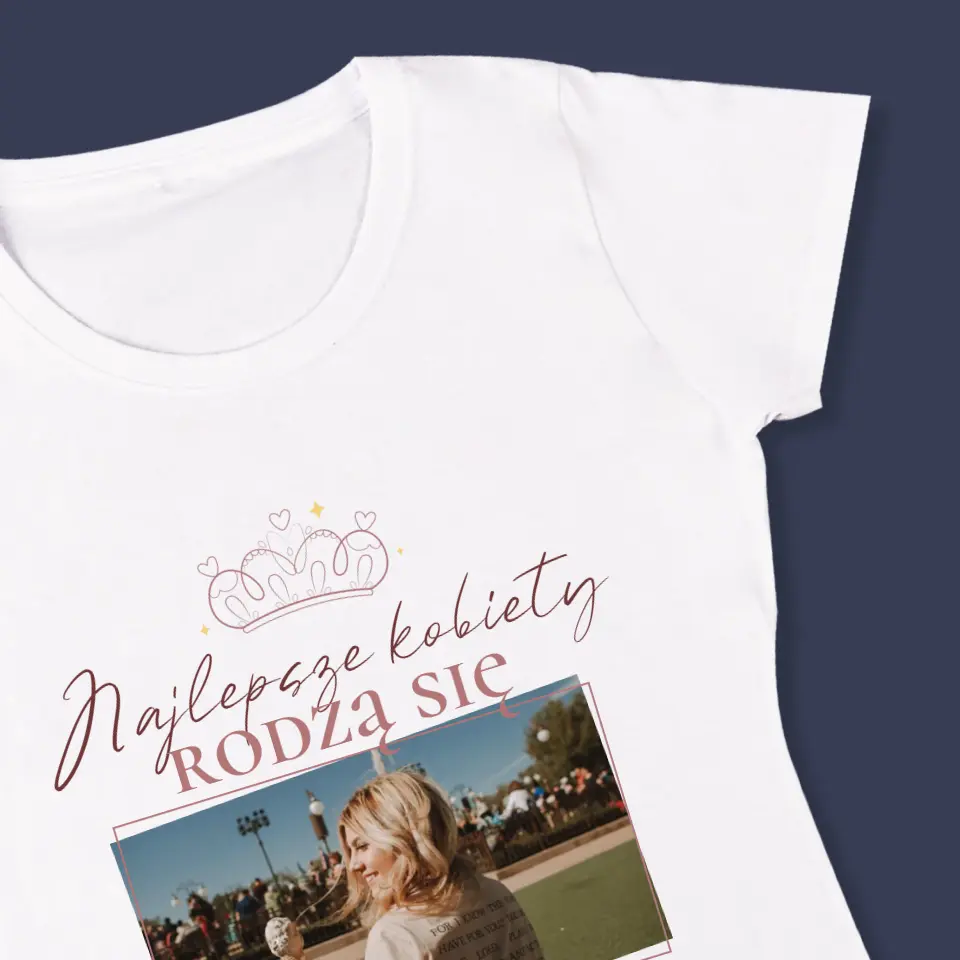 Zdjęcie i Podpis: Najlepsze Kobiety - Koszulka Damska z Nadrukiem - Image 4