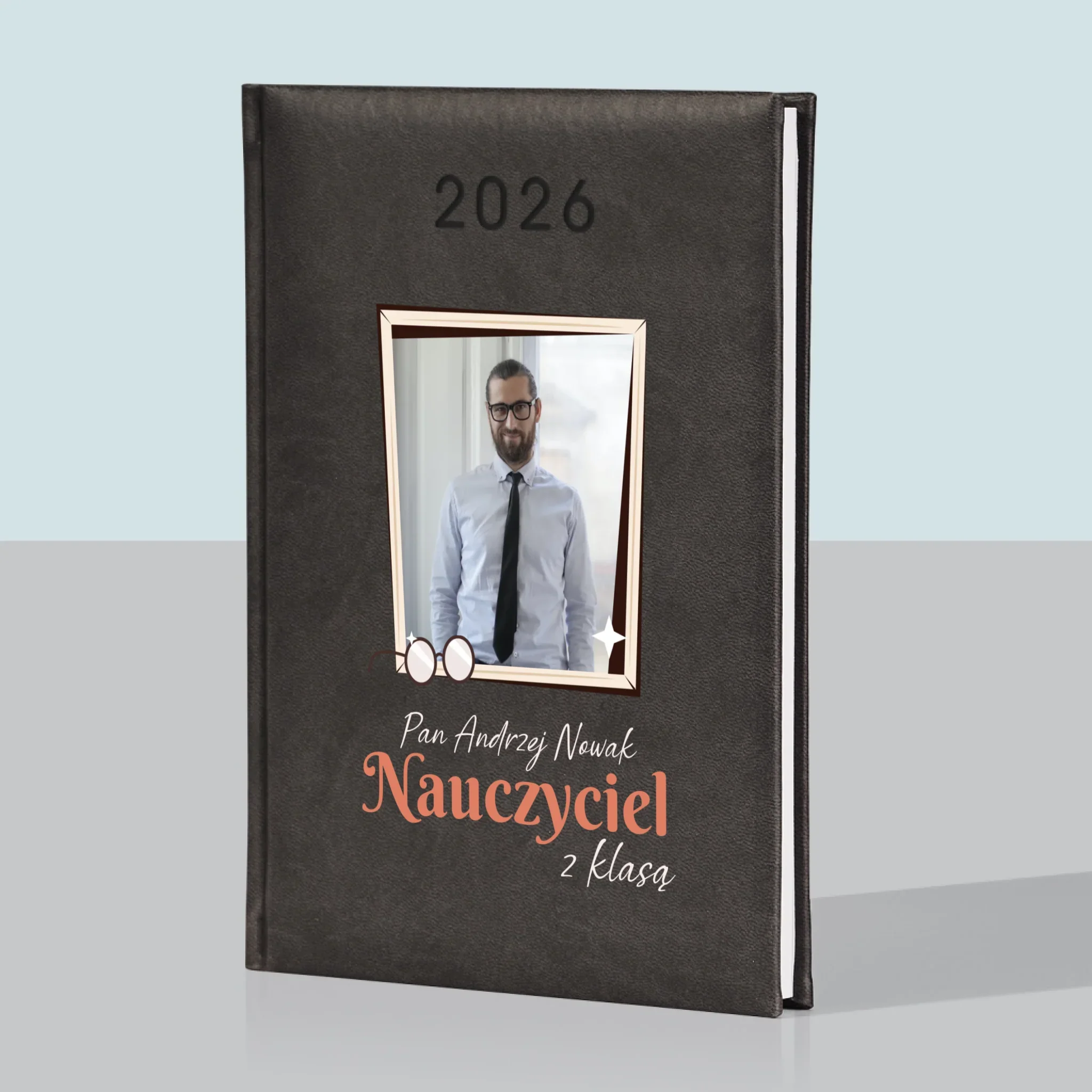 Zdjęcie i Podpis: Nauczyciel z Klasą - Kalendarz Książkowy - Image 6