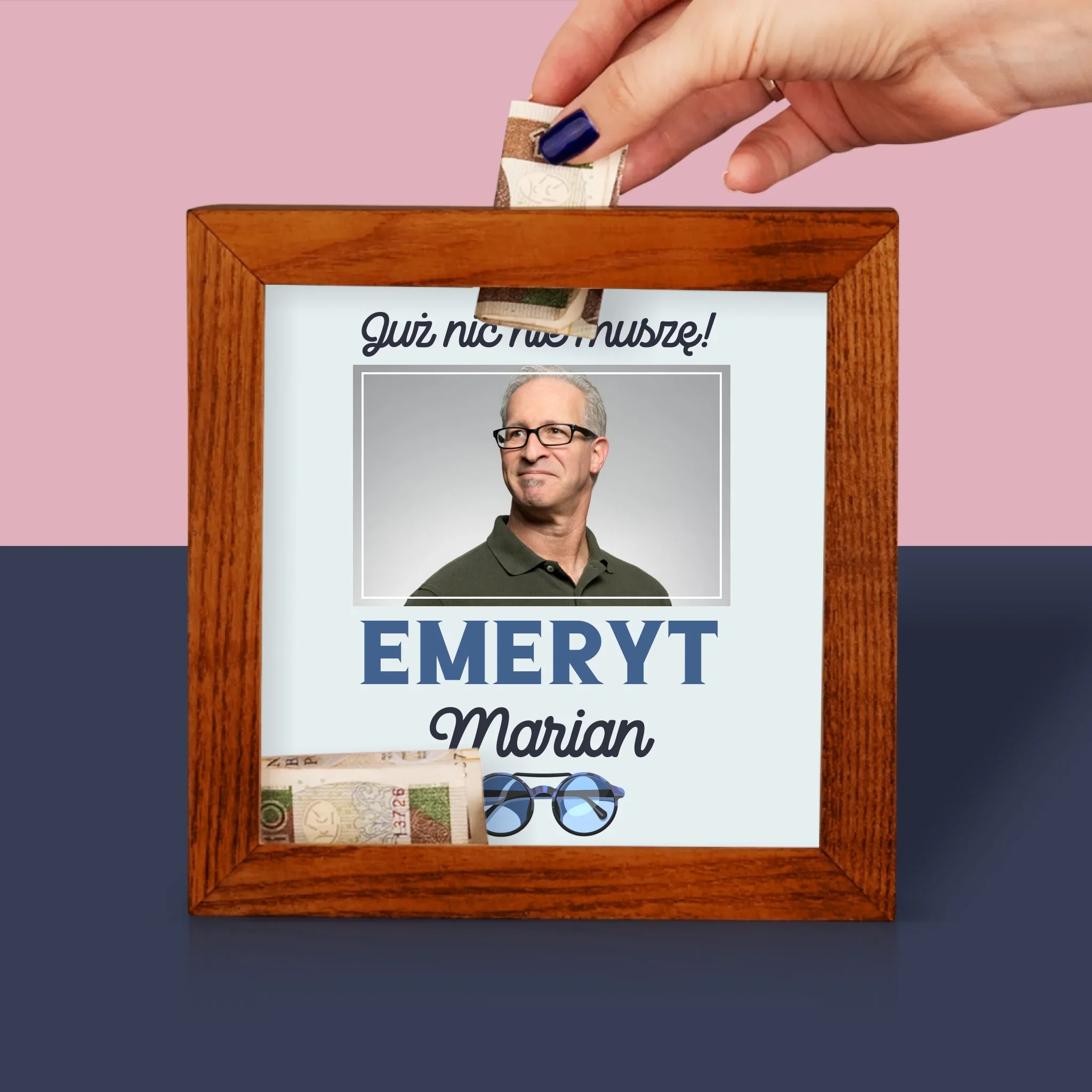 Zdjęcie I Podpis: Nic Nie Muszę! Emeryt - Drewniana Skarbonka