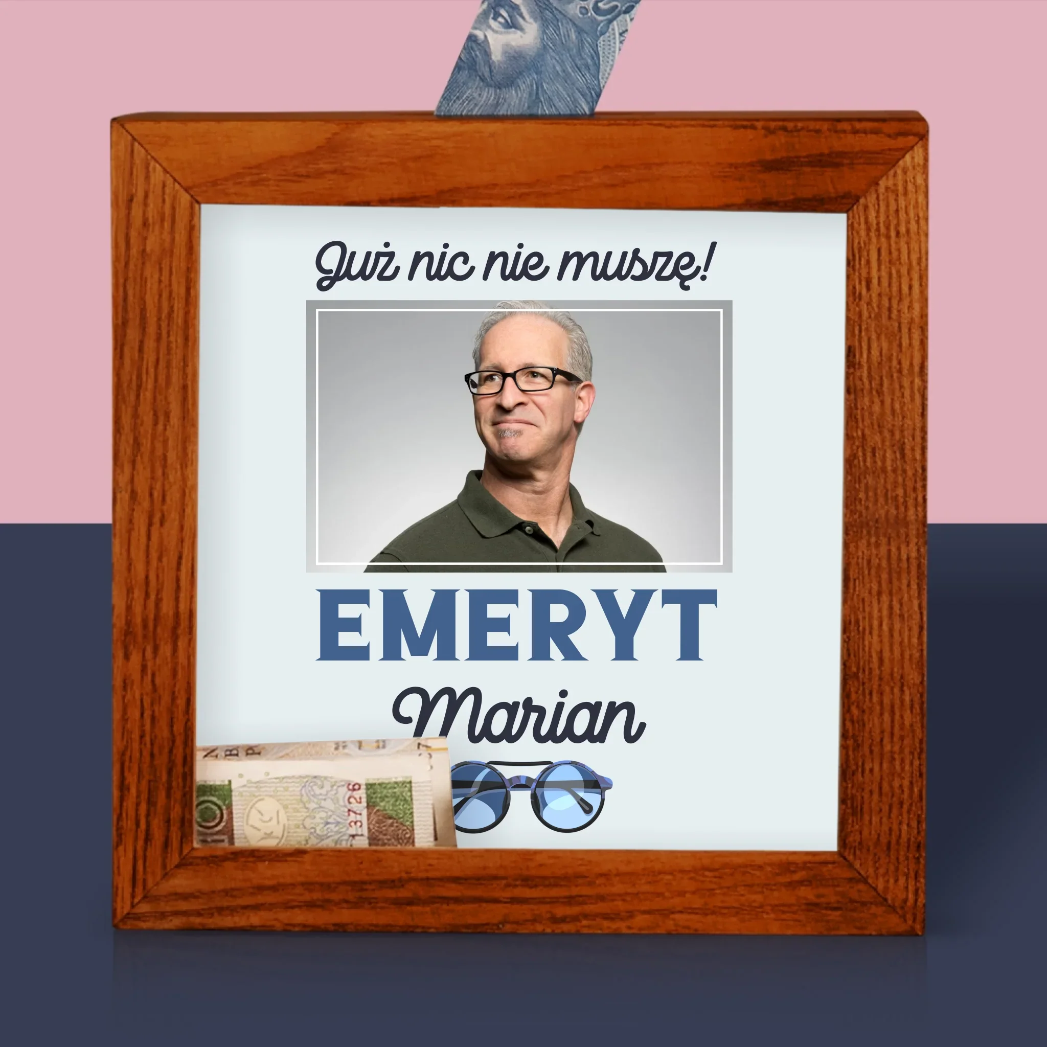 Zdjęcie I Podpis: Nic Nie Muszę! Emeryt - Drewniana Skarbonka - Image 2