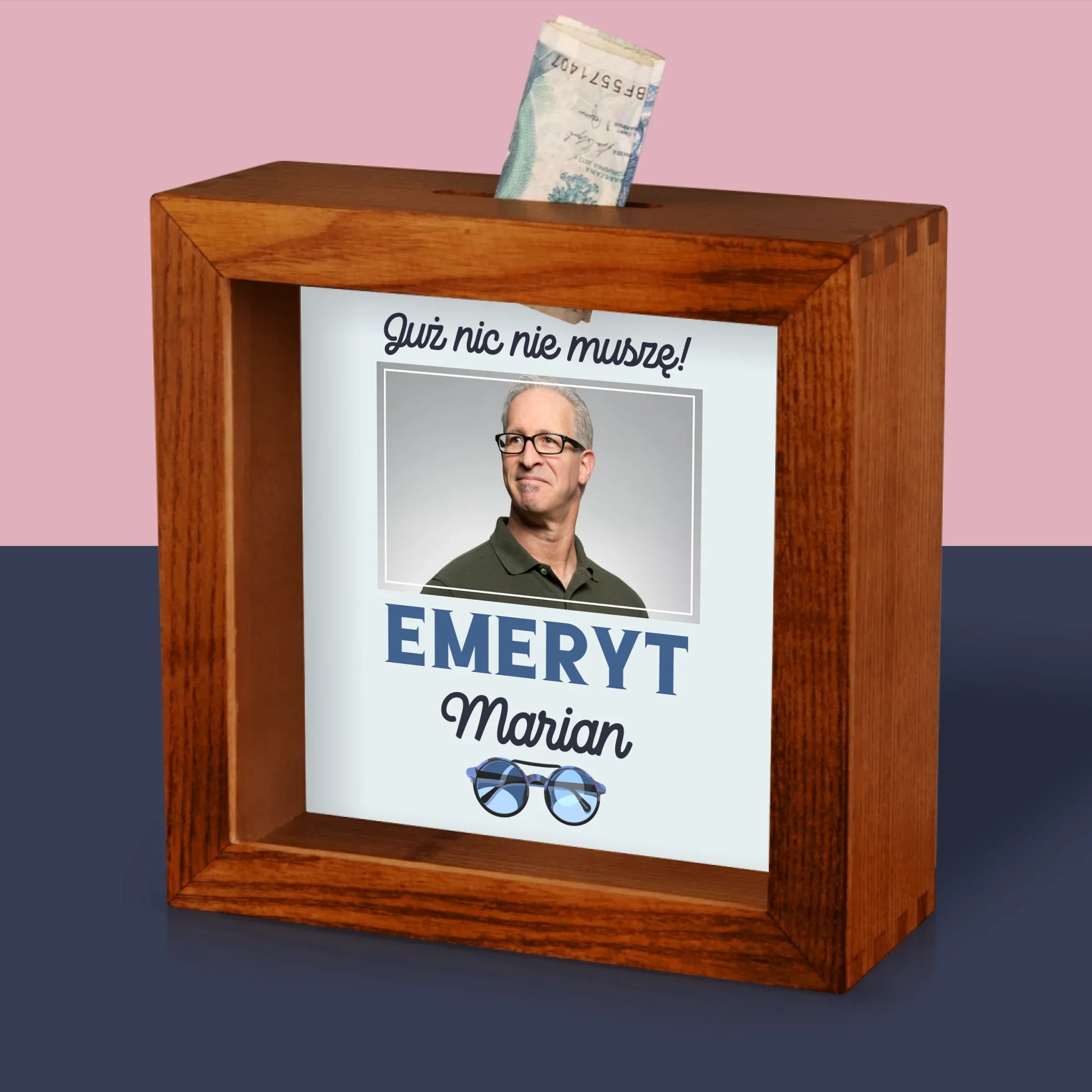 Zdjęcie I Podpis: Nic Nie Muszę! Emeryt - Drewniana Skarbonka - Image 4