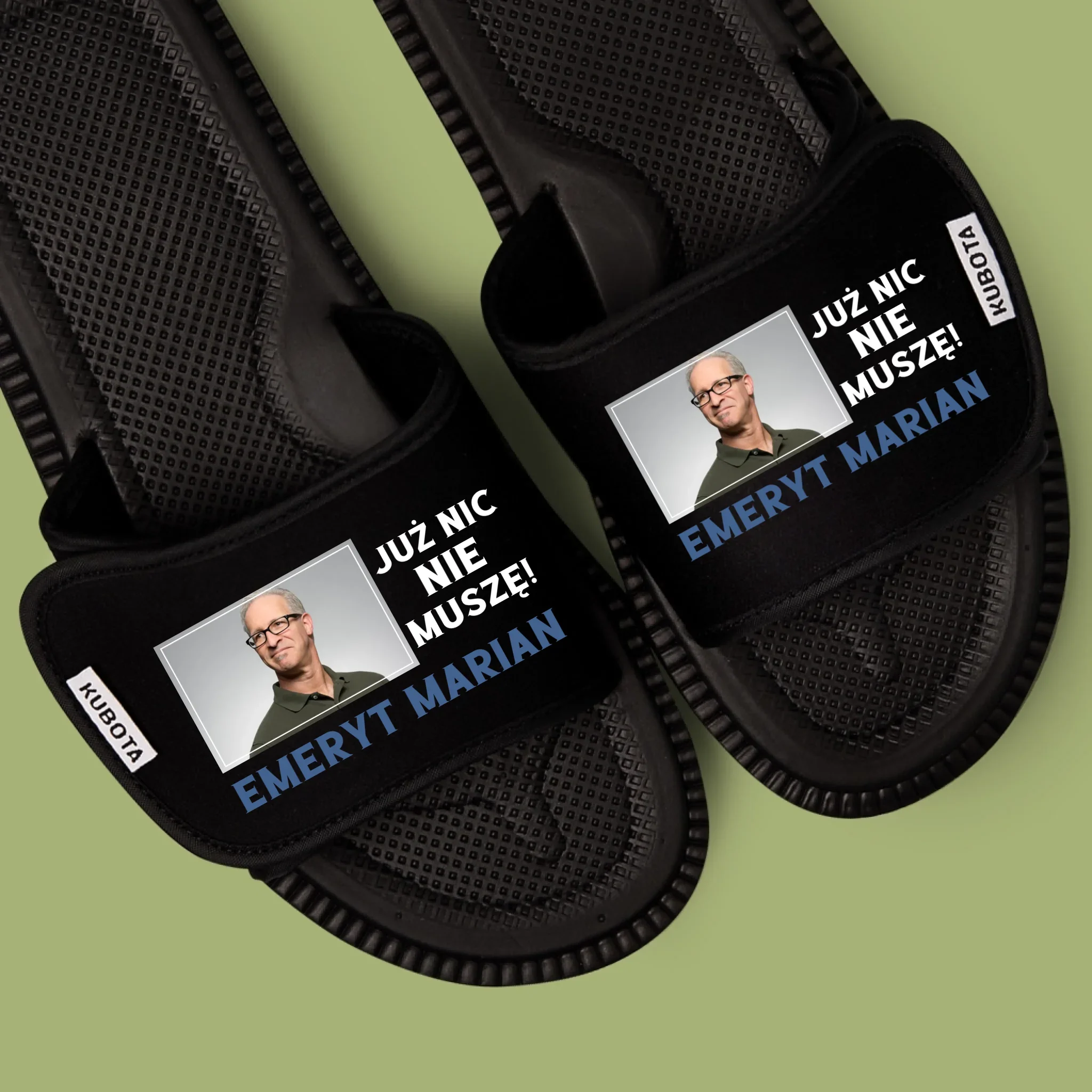 Zdjęcie i Podpis: Nic Nie Muszę! Emeryt - Klapki Kubota - Image 3