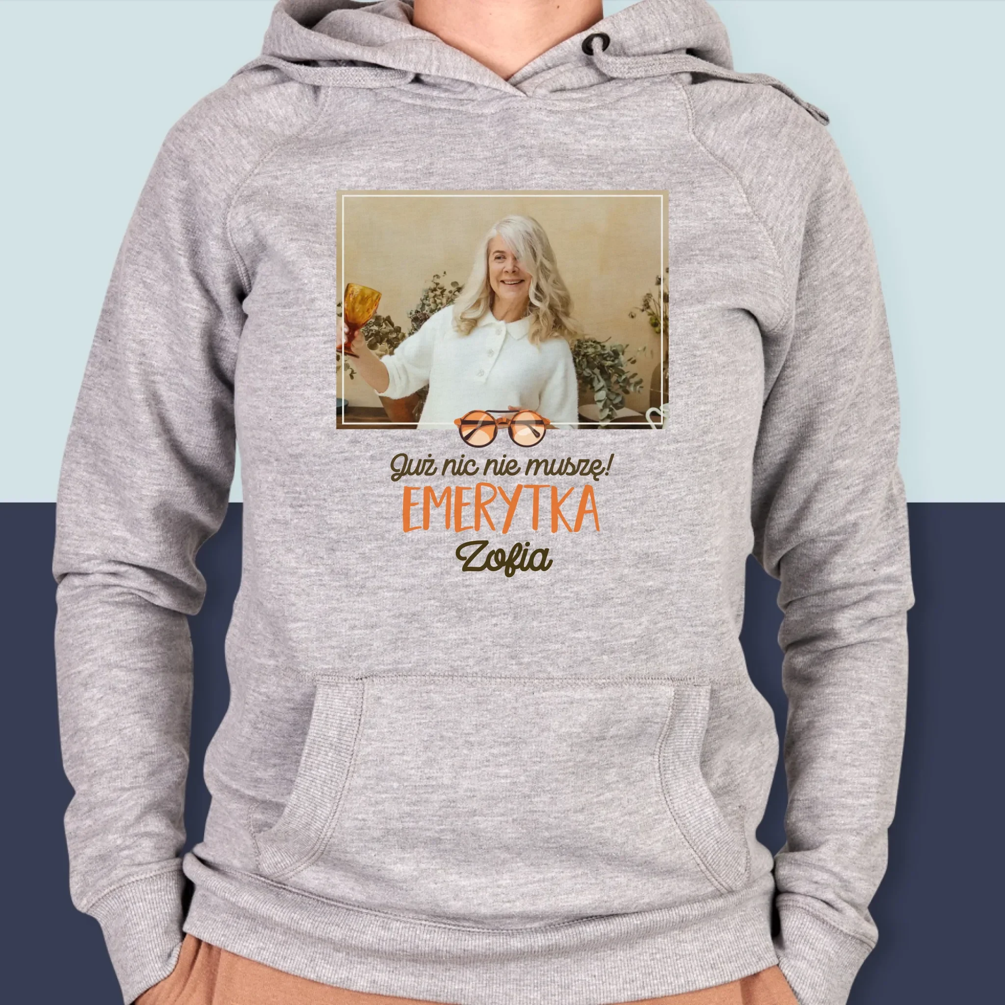 Zdjęcie i Podpis: Nic Nie Muszę! Emerytka - Bluza Damska z Kapturem - Image 4