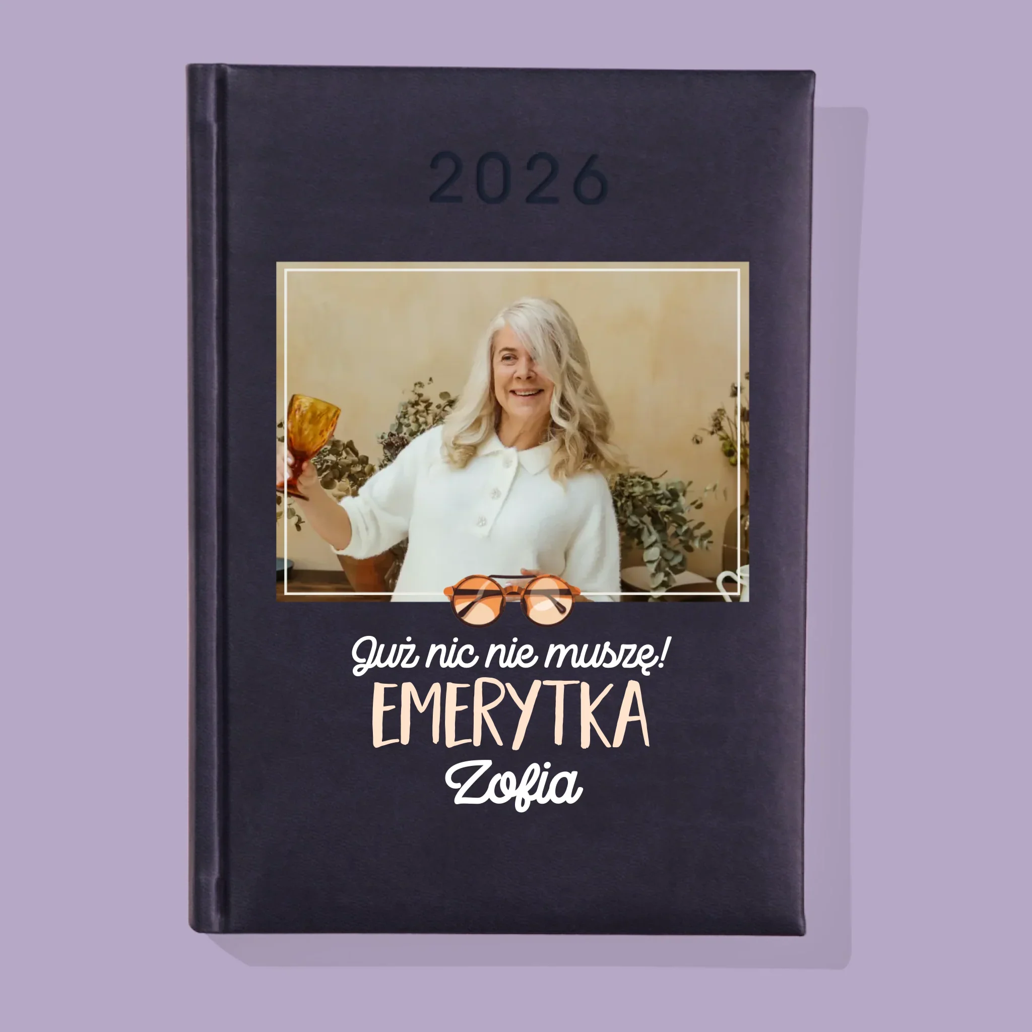 Zdjęcie i Podpis: Nic Nie Muszę! Emerytka - Kalendarz Książkowy - Image 2