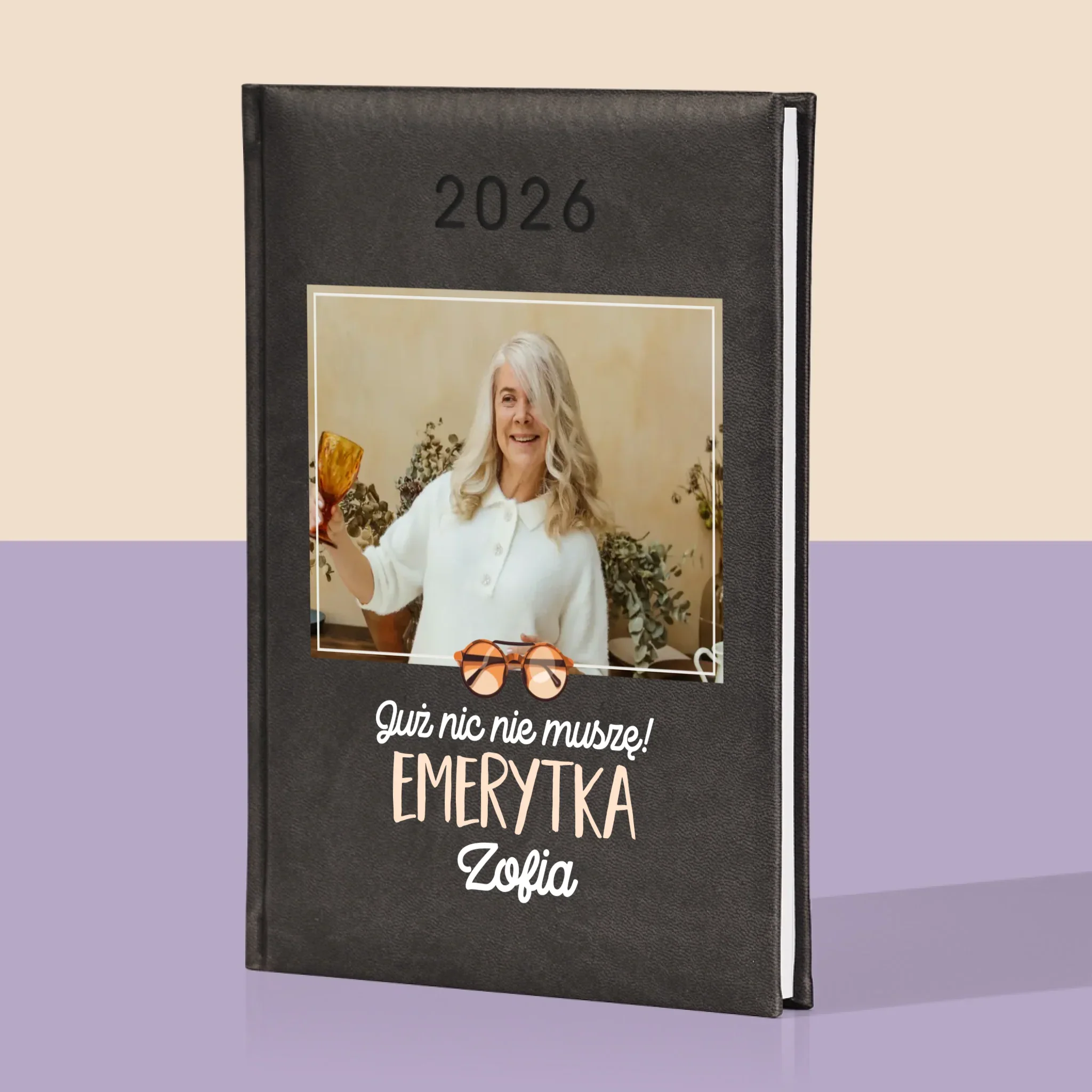 Zdjęcie i Podpis: Nic Nie Muszę! Emerytka - Kalendarz Książkowy - Image 6