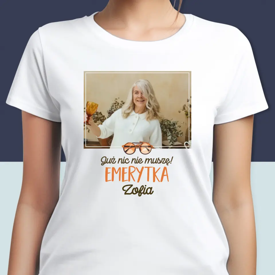 Zdjęcie i Podpis: Nic Nie Muszę! Emerytka - Koszulka Damska z Nadrukiem - Image 2