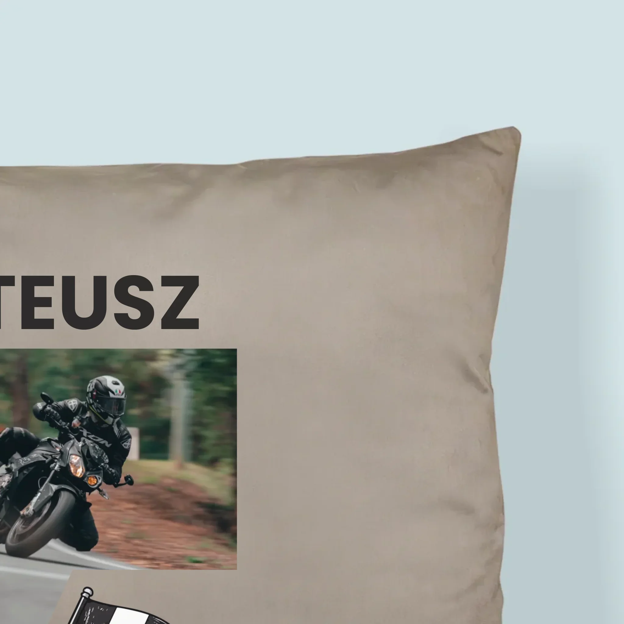 Zdjęcie I Podpis: Pierwszy Na Mecie - Poduszka z Nadrukiem - Image 2