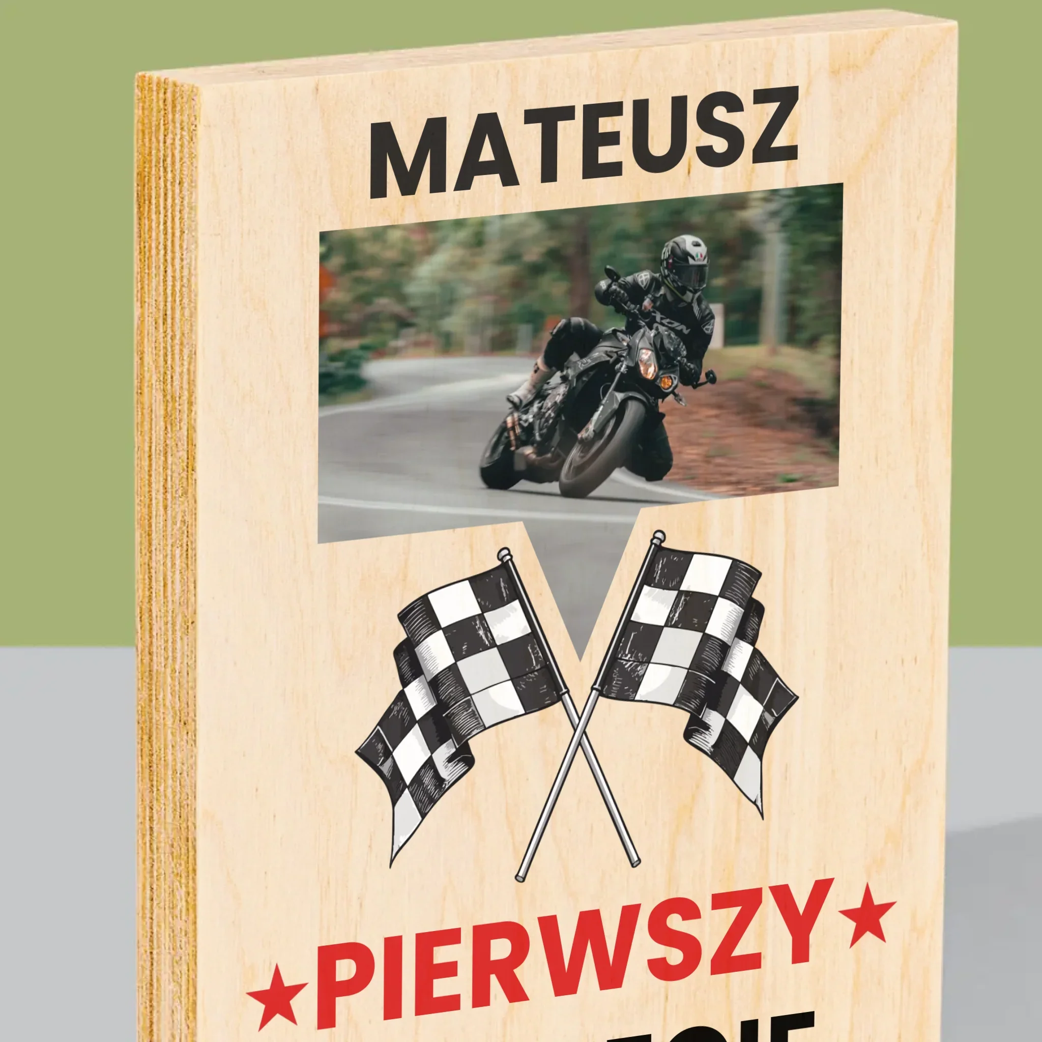 Zdjęcie I Podpis: Pierwszy Na Mecie - Wydruk Na Drewnie - Image 2
