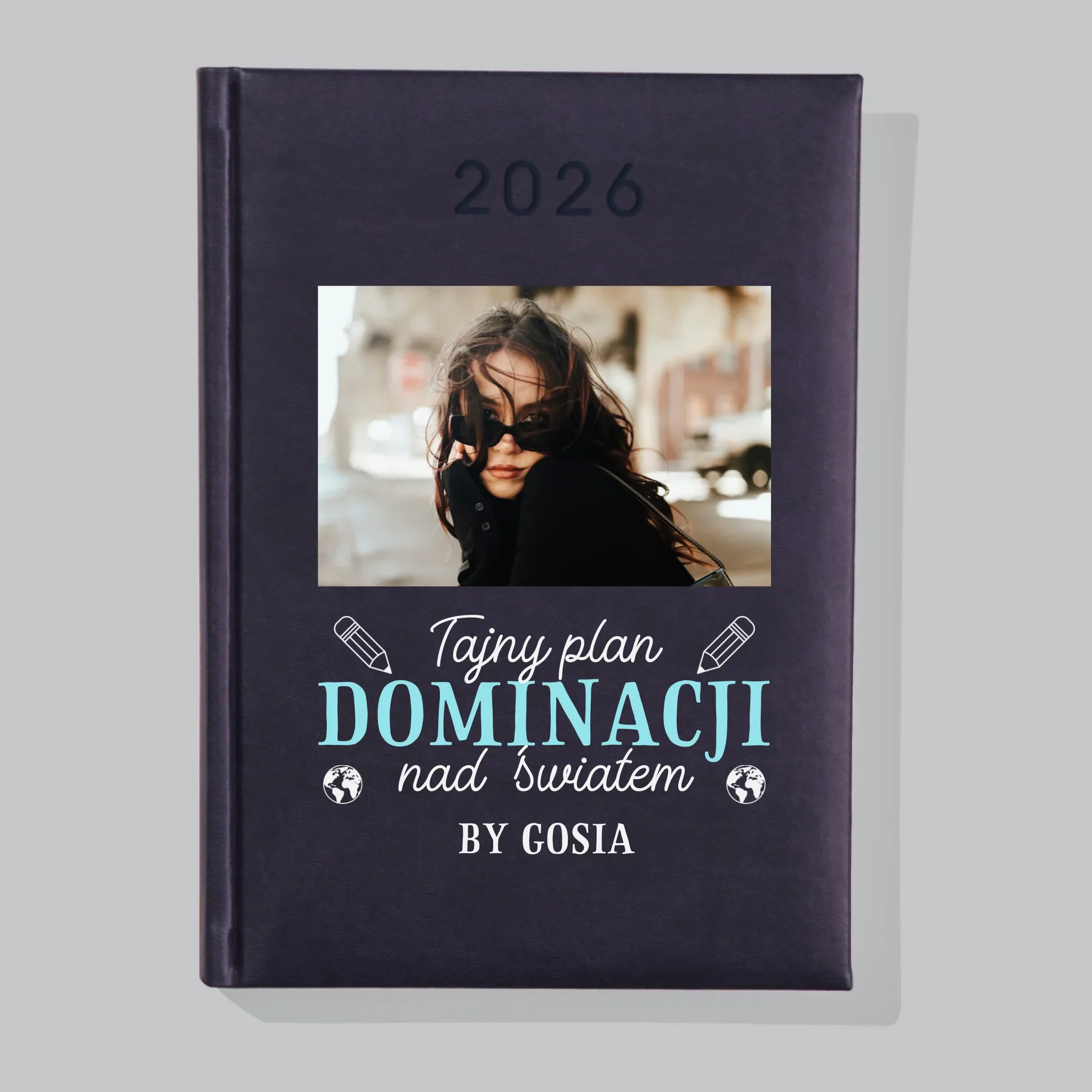 Zdjęcie i Podpis: Tajny Plan Dominacji - Kalendarz Książkowy - Image 2