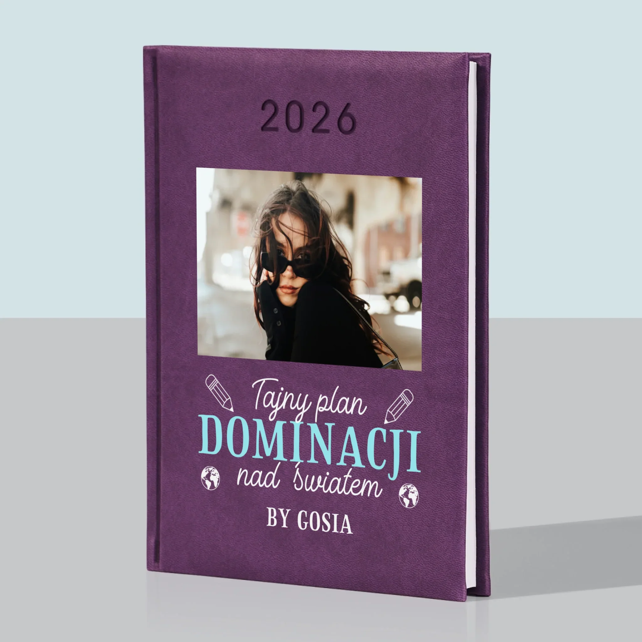 Zdjęcie i Podpis: Tajny Plan Dominacji - Kalendarz Książkowy - Image 5