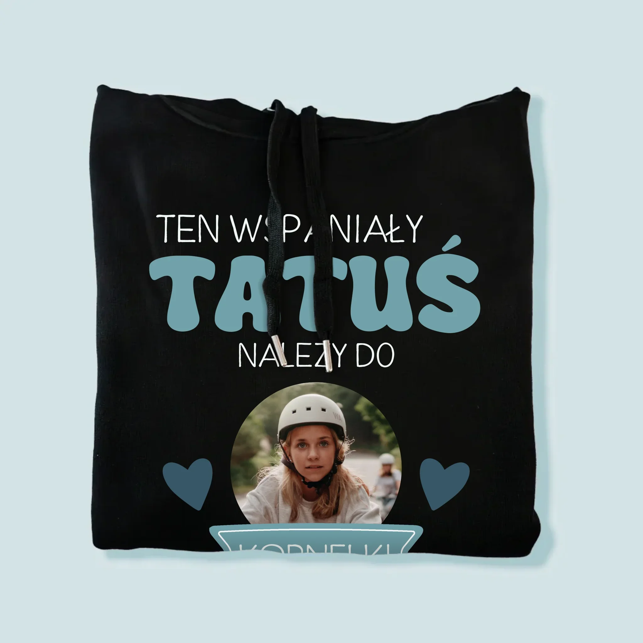 Zdjęcie I Podpis: Tatuś Należy Do - Bluza Męska Z Kapturem - Image 4
