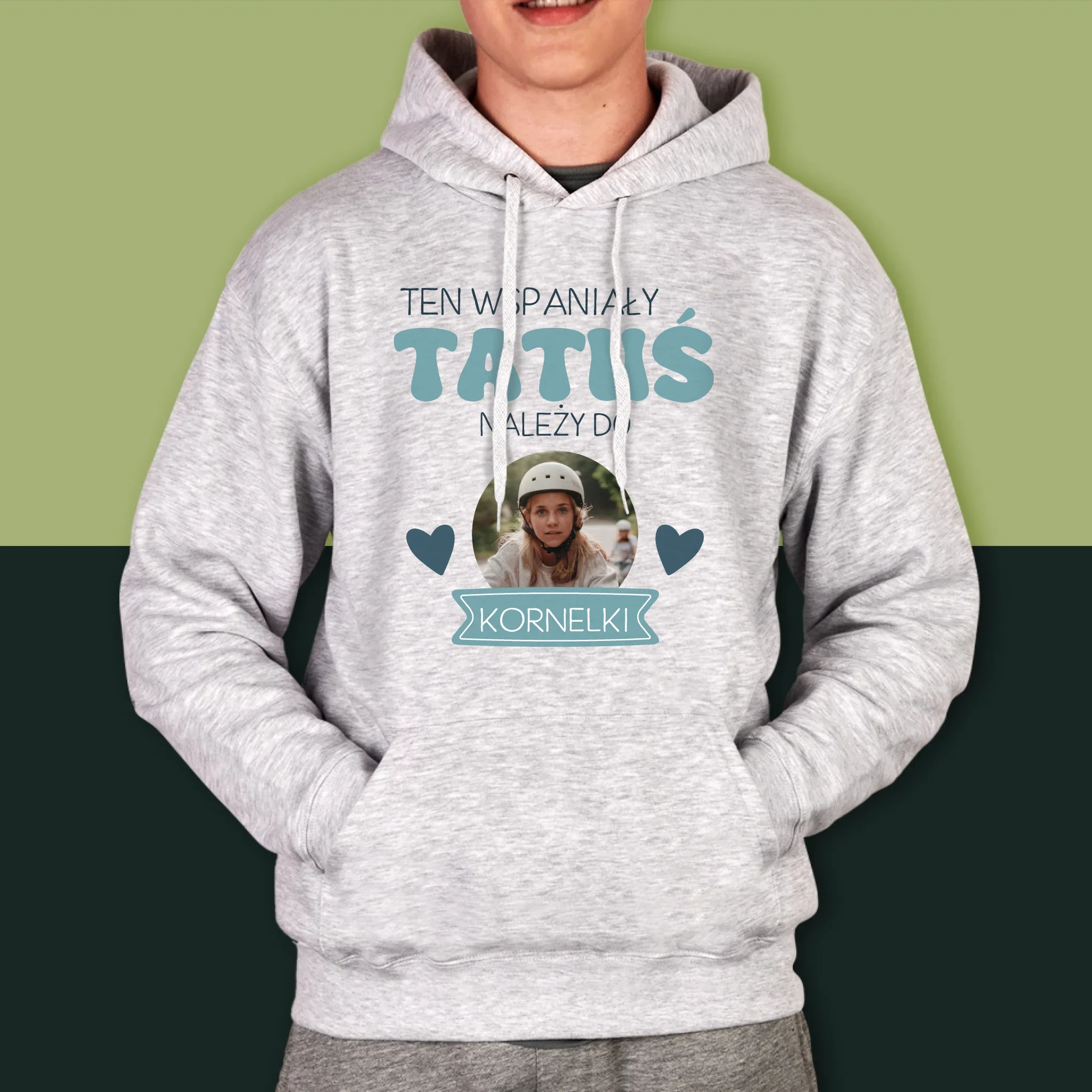 Zdjęcie I Podpis: Tatuś Należy Do - Bluza Męska Z Kapturem - Image 5