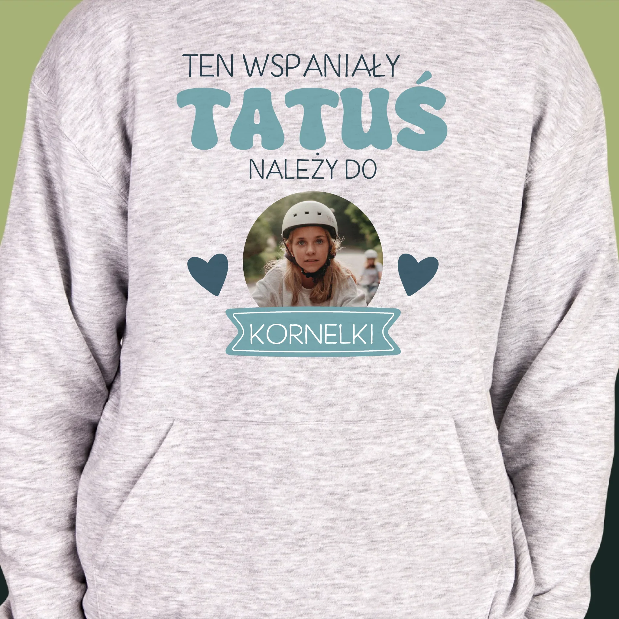 Zdjęcie I Podpis: Tatuś Należy Do - Bluza Męska Z Kapturem - Image 6