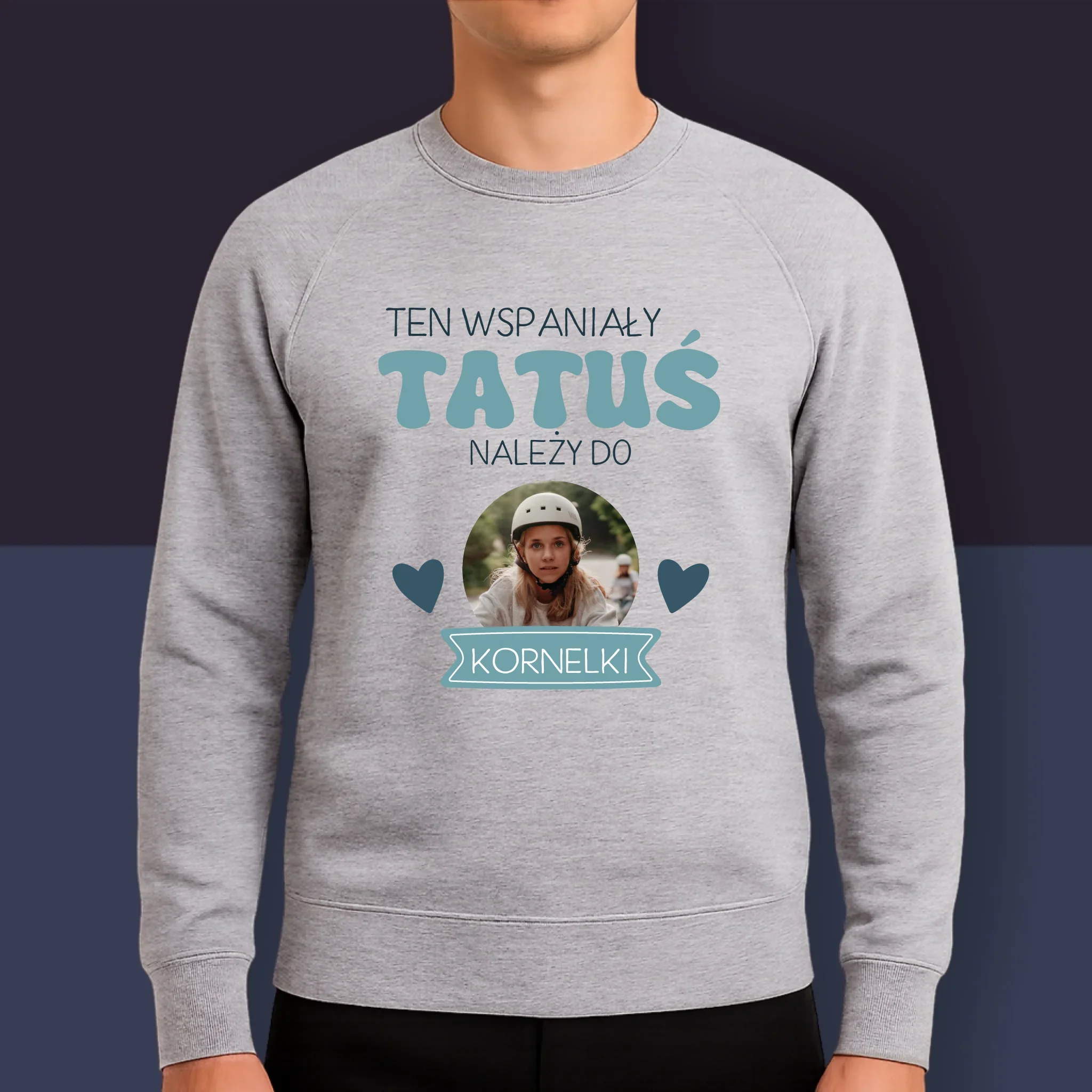 Zdjęcie I Podpis: Tatuś Należy Do - Bluza Męska Z Kapturem - Image 9