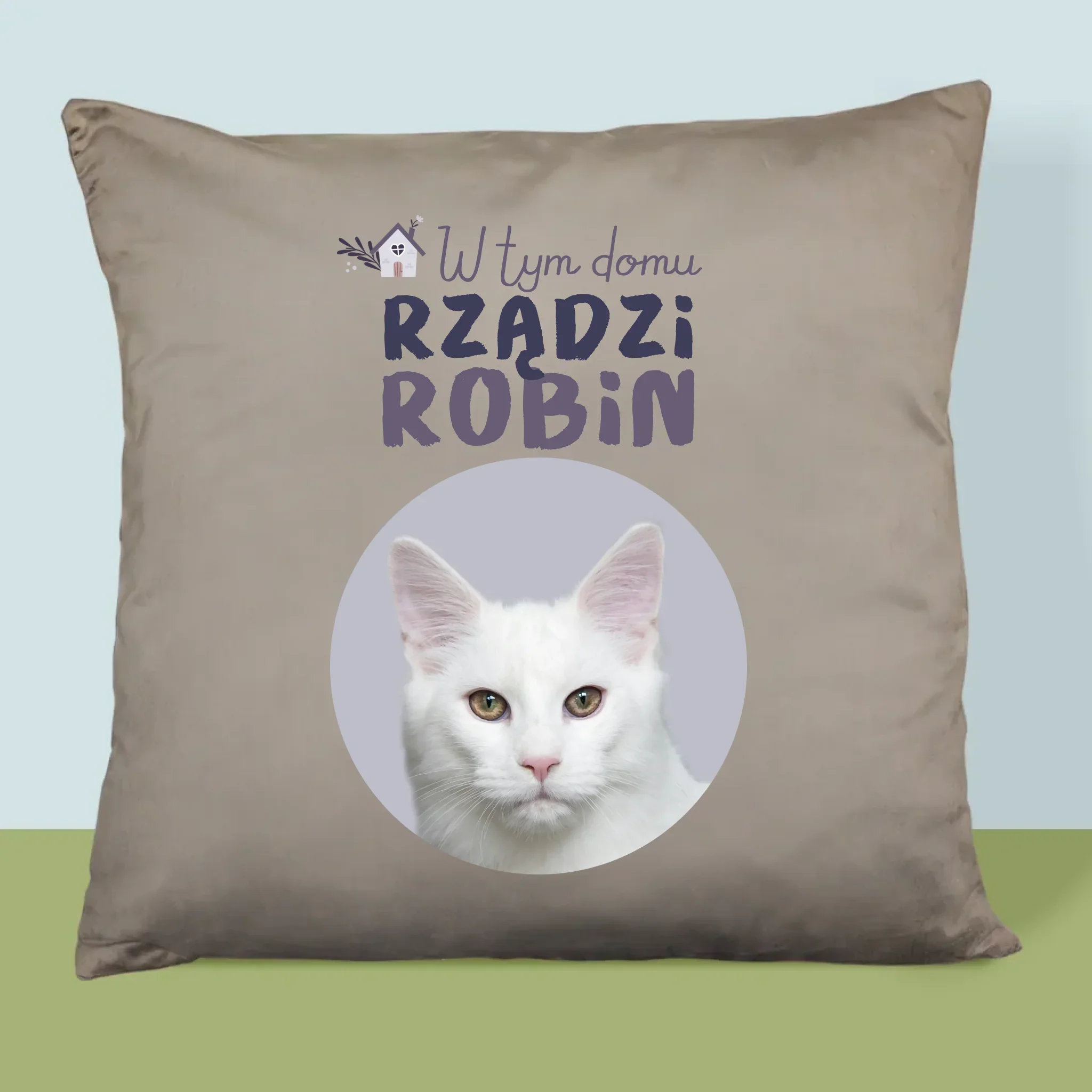 Zdjęcie i Podpis: w Tym Domu Rządzi Zwierzak - Poduszka z Nadrukiem - Image 3