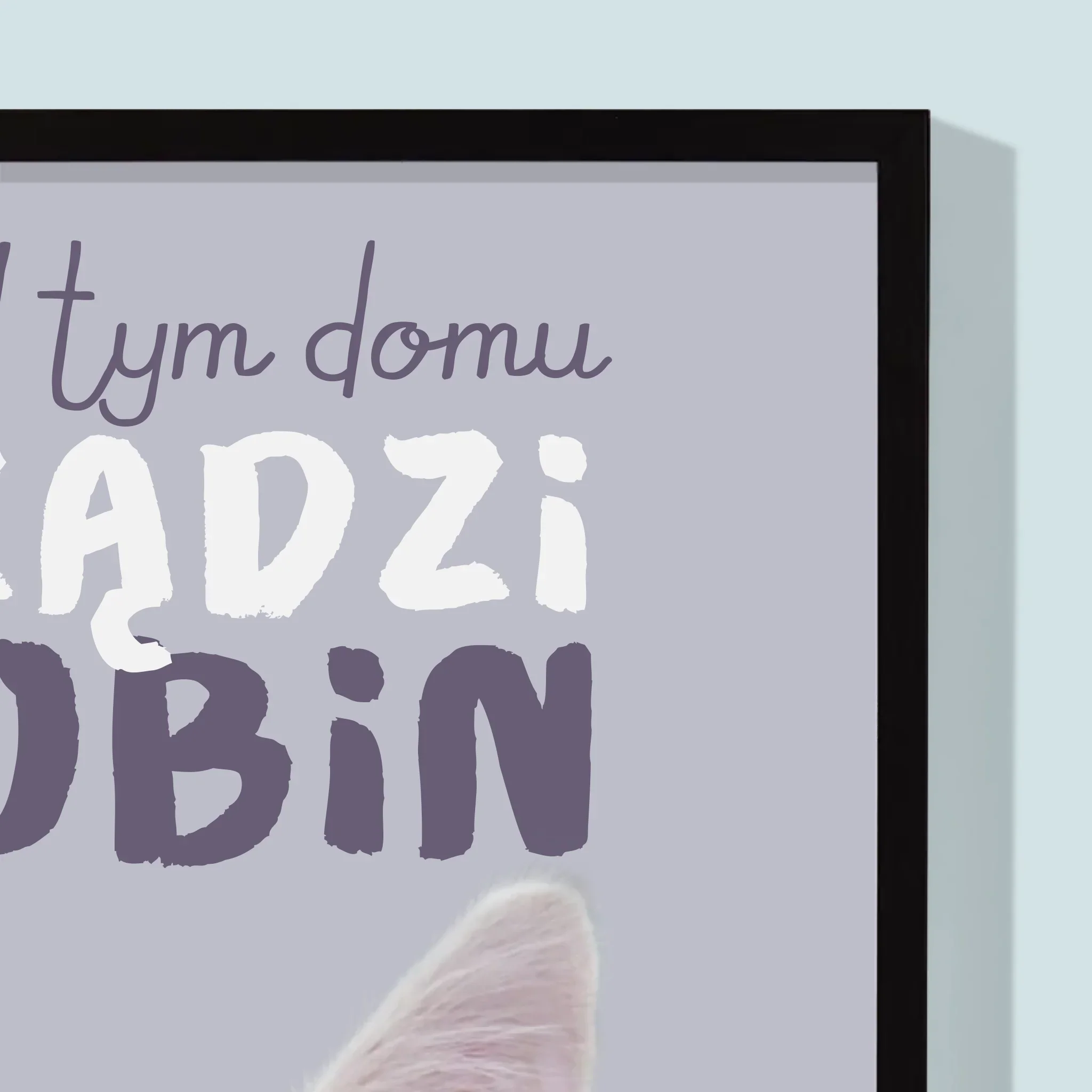 Zdjęcie i Podpis: w Tym Domu Rządzi Zwierzak - Wydruk Obramowany - Image 2
