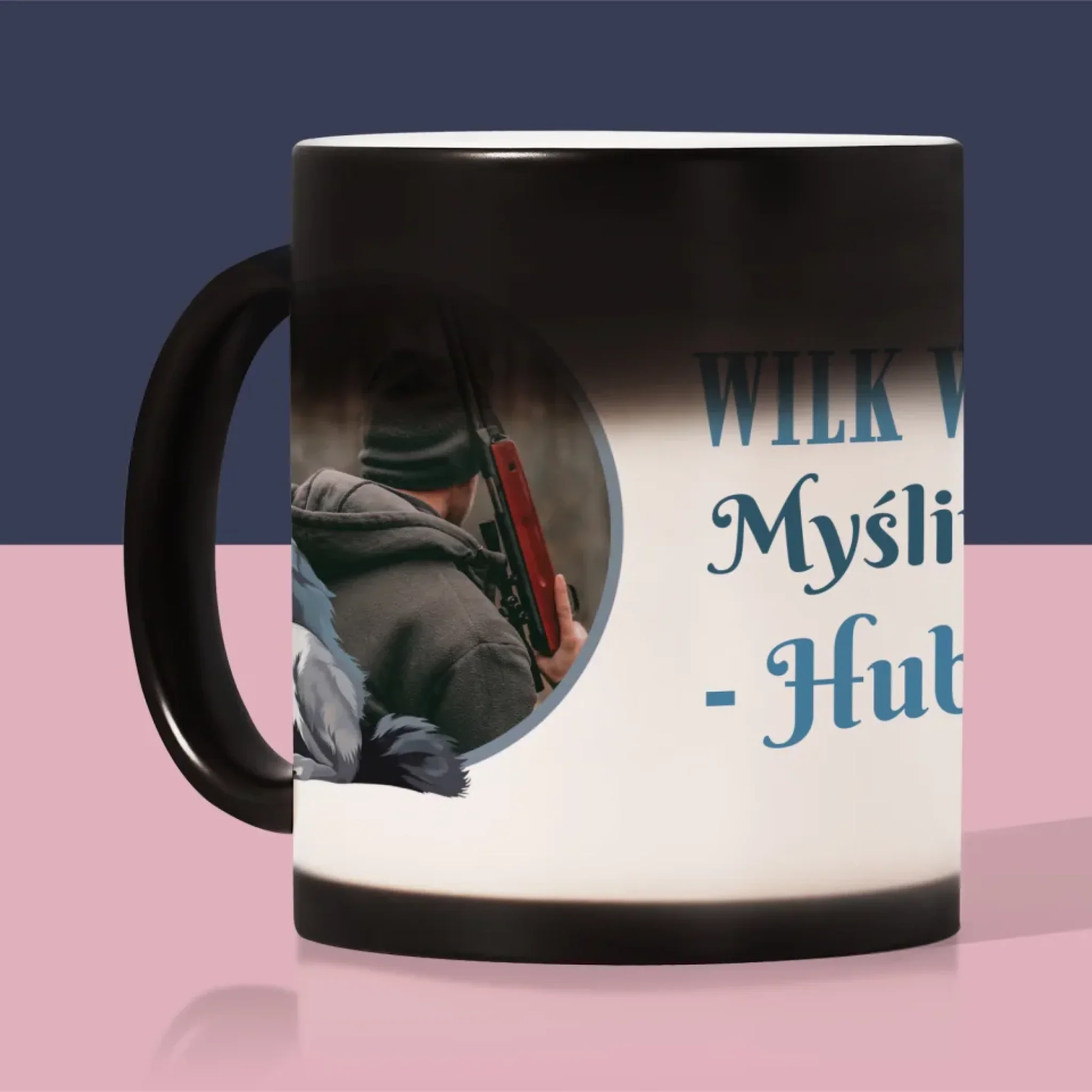 Zdjęcie I Podpis: Wilk Wśród Myśliwych - Kubek z Nadrukiem - Image 6