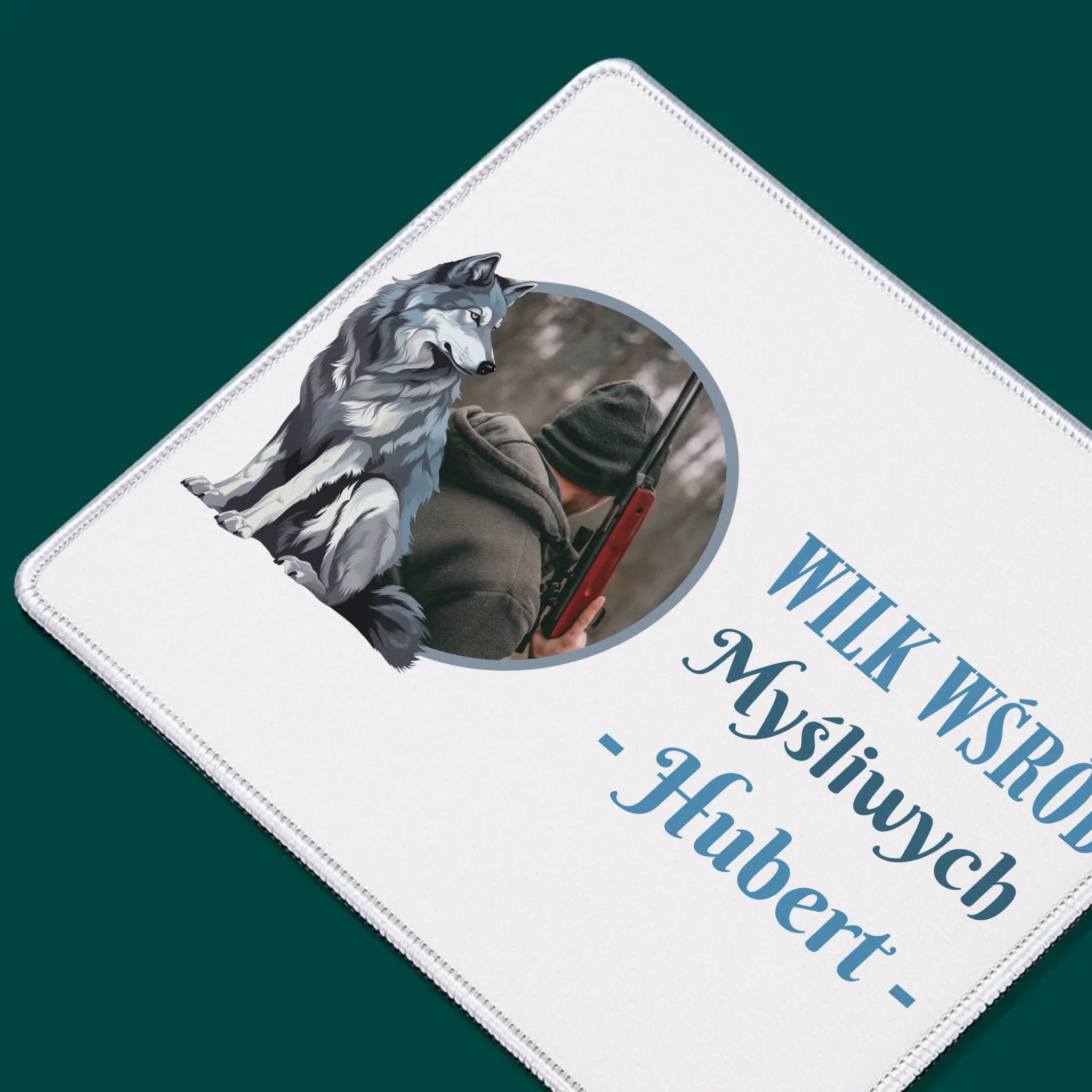 Zdjęcie I Podpis: Wilk Wśród Myśliwych - Podkładka Pod Myszkę - Image 2