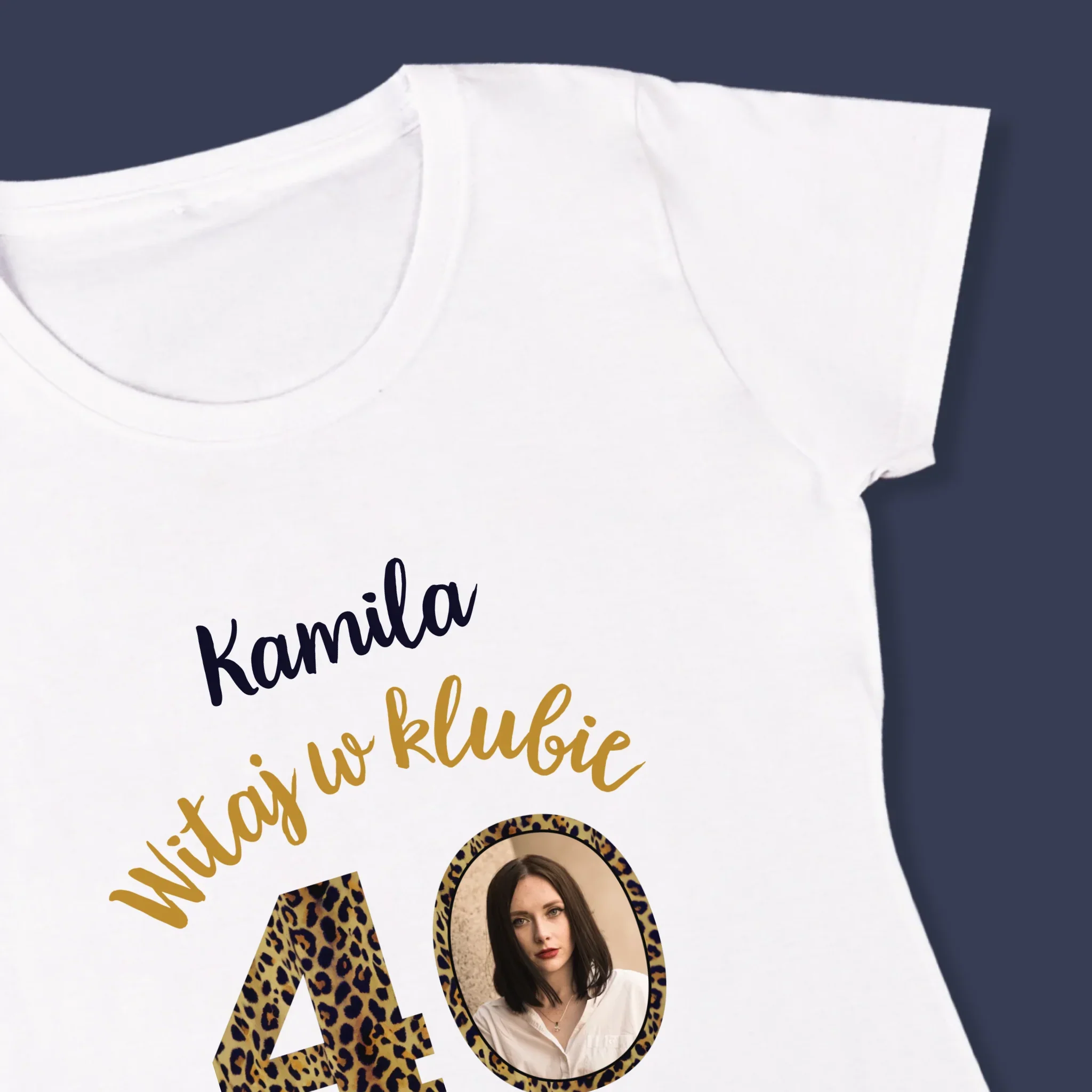Zdjęcie I Podpis: Witaj W Klubie 40 - Koszulka Damska z Nadrukiem - Image 4