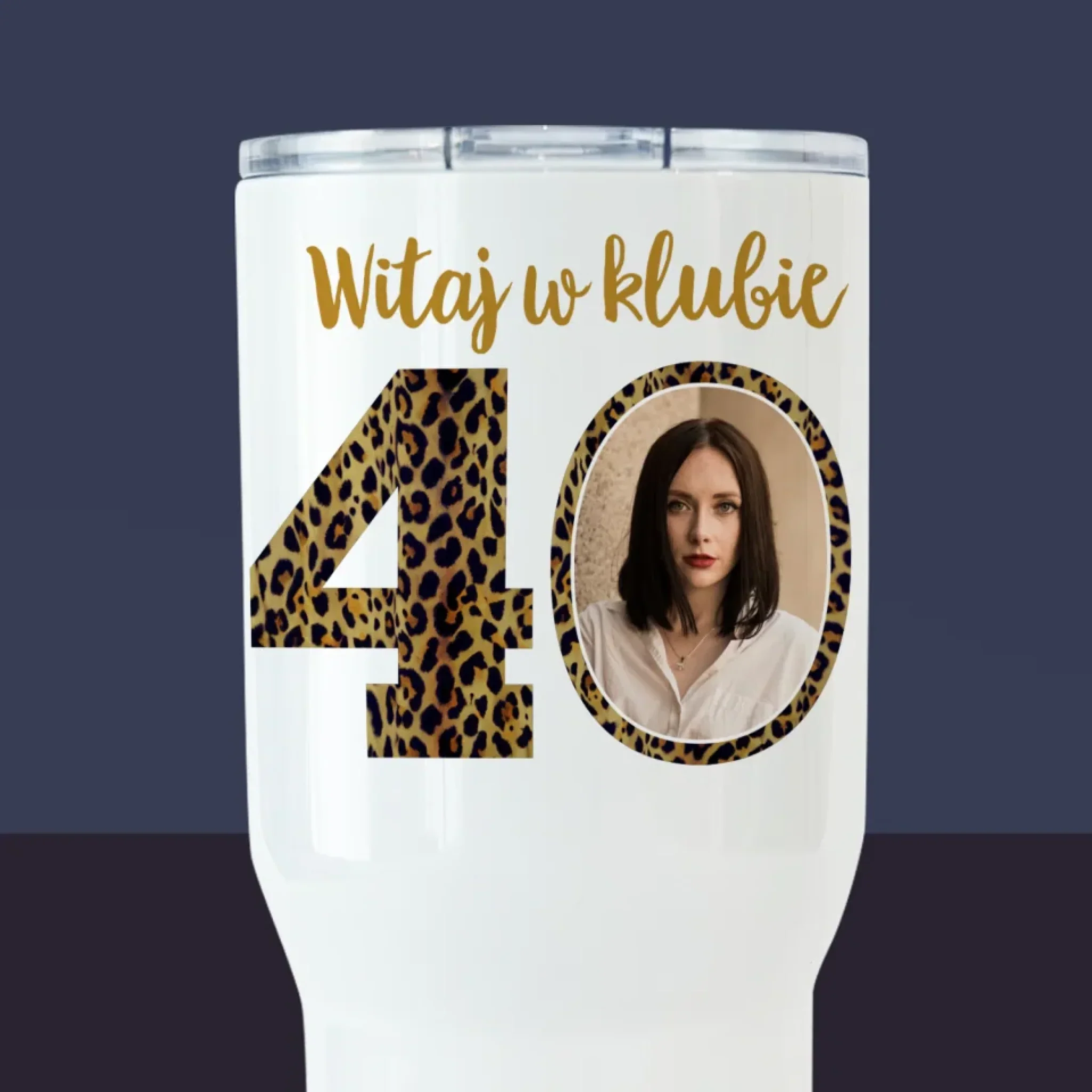 Zdjęcie I Podpis: Witaj W Klubie 40 - Kubek Termiczny Biały - Image 2