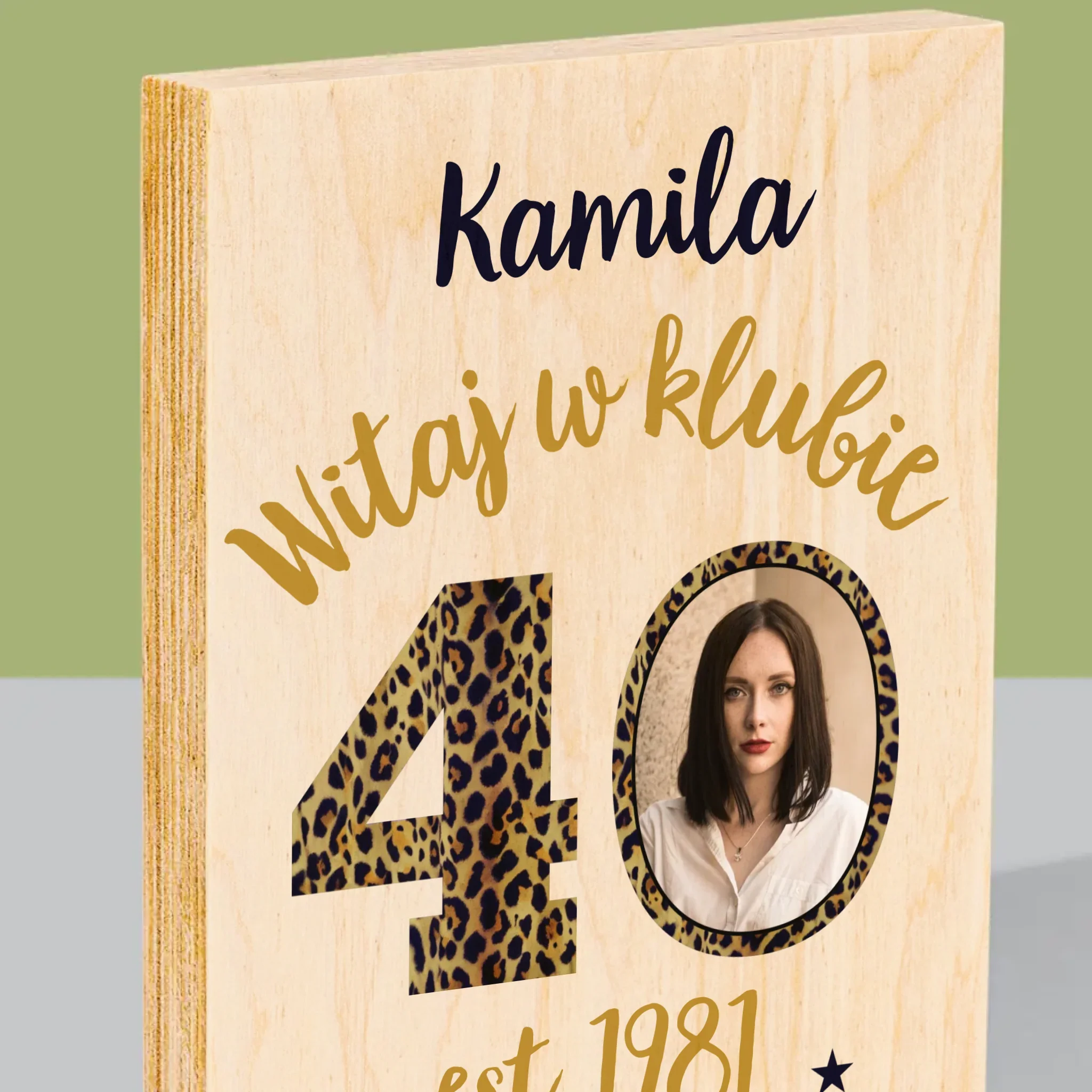 Zdjęcie I Podpis: Witaj W Klubie 40 - Wydruk Na Drewnie - Image 2