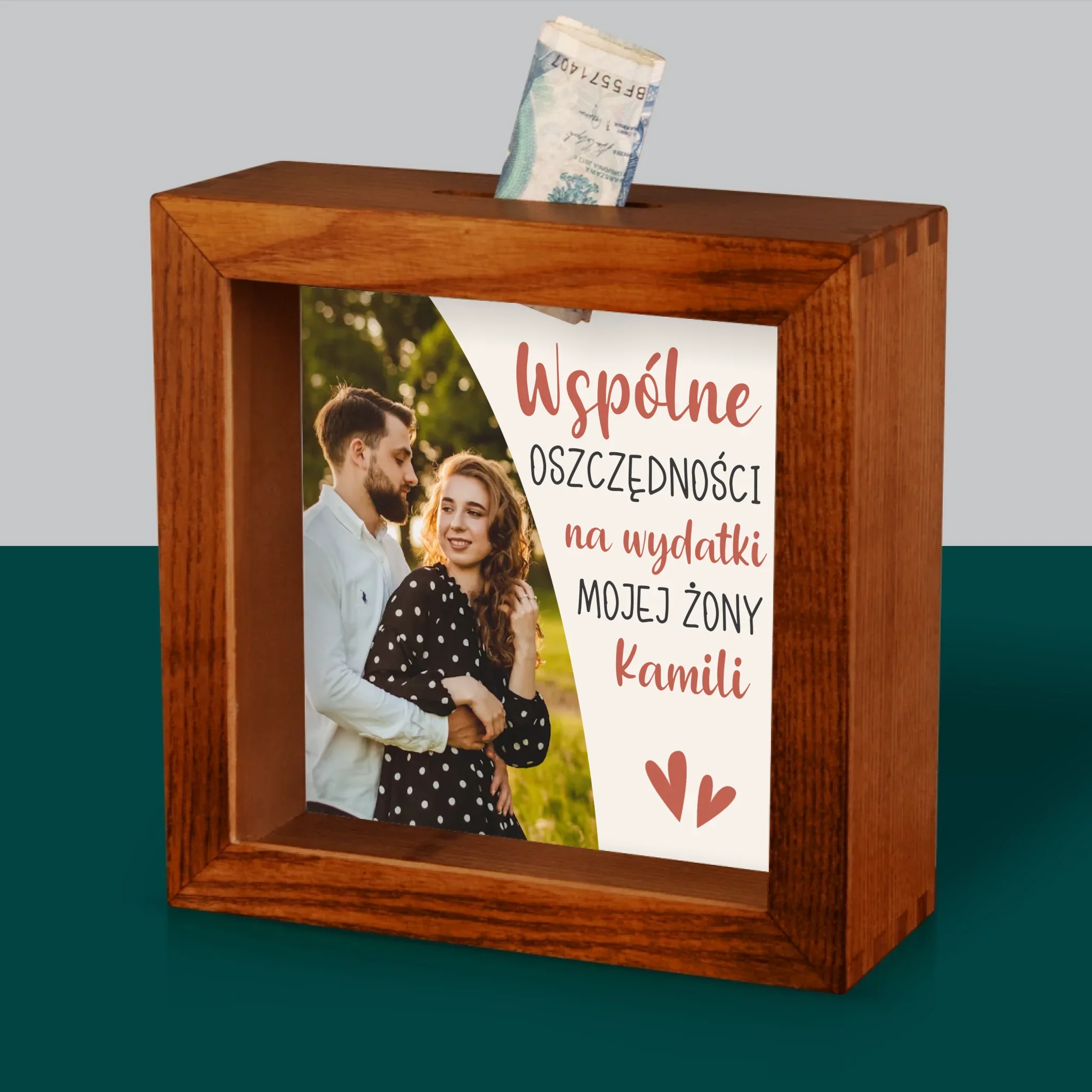 Zdjęcie I Podpis: Wspólne Oszczędności Mojej Żony - Drewniana Skarbonka - Image 4