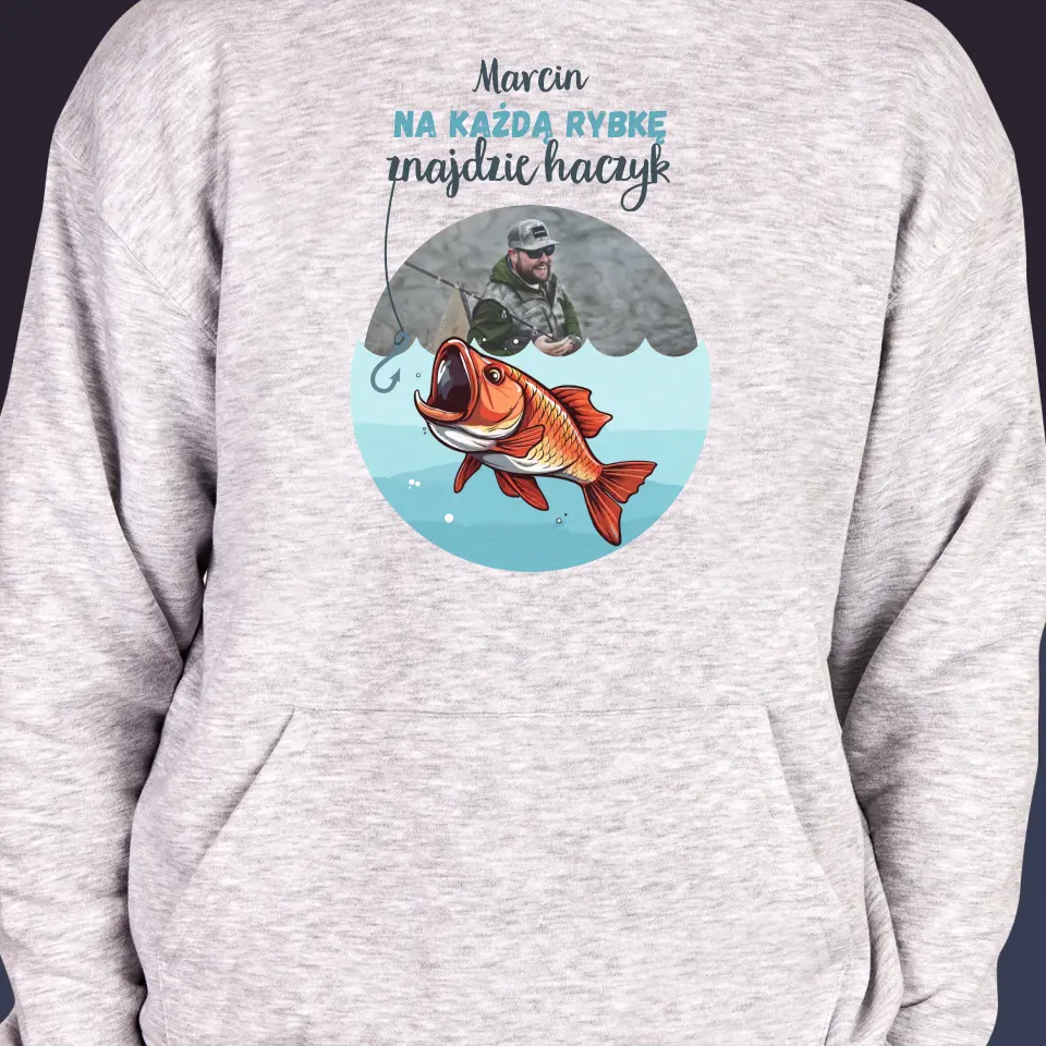 Zdjęcie i Podpis: Znajdzie Haczyk - Bluza Męska z Kapturem - Image 2