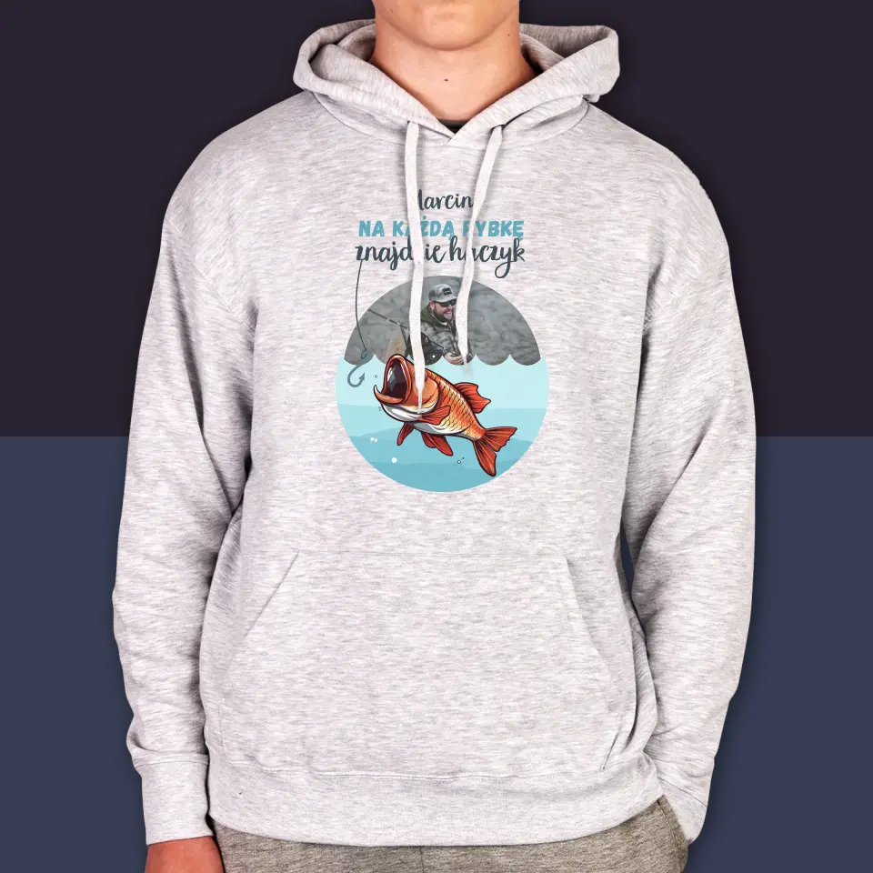 Zdjęcie i Podpis: Znajdzie Haczyk - Bluza Męska z Kapturem - Image 4