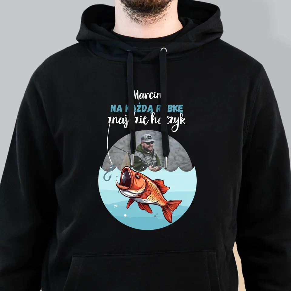 Zdjęcie i Podpis: Znajdzie Haczyk - Bluza Męska z Kapturem - Image 6