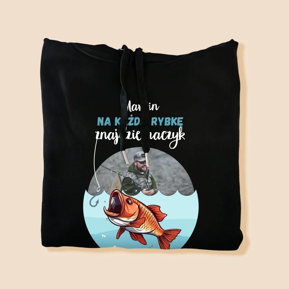 Zdjęcie i Podpis: Znajdzie Haczyk - Bluza Męska z Kapturem - Image 8
