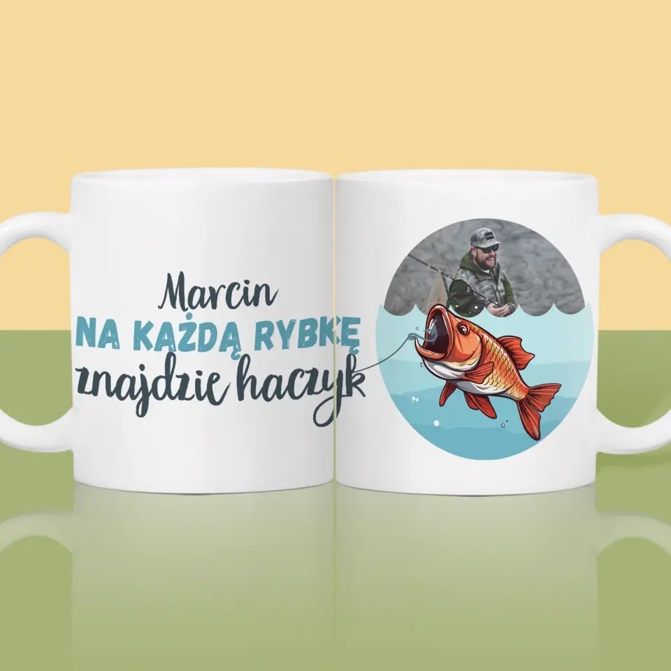 Zdjęcie i Podpis: Znajdzie Haczyk - Kubek z Nadrukiem - Image 2