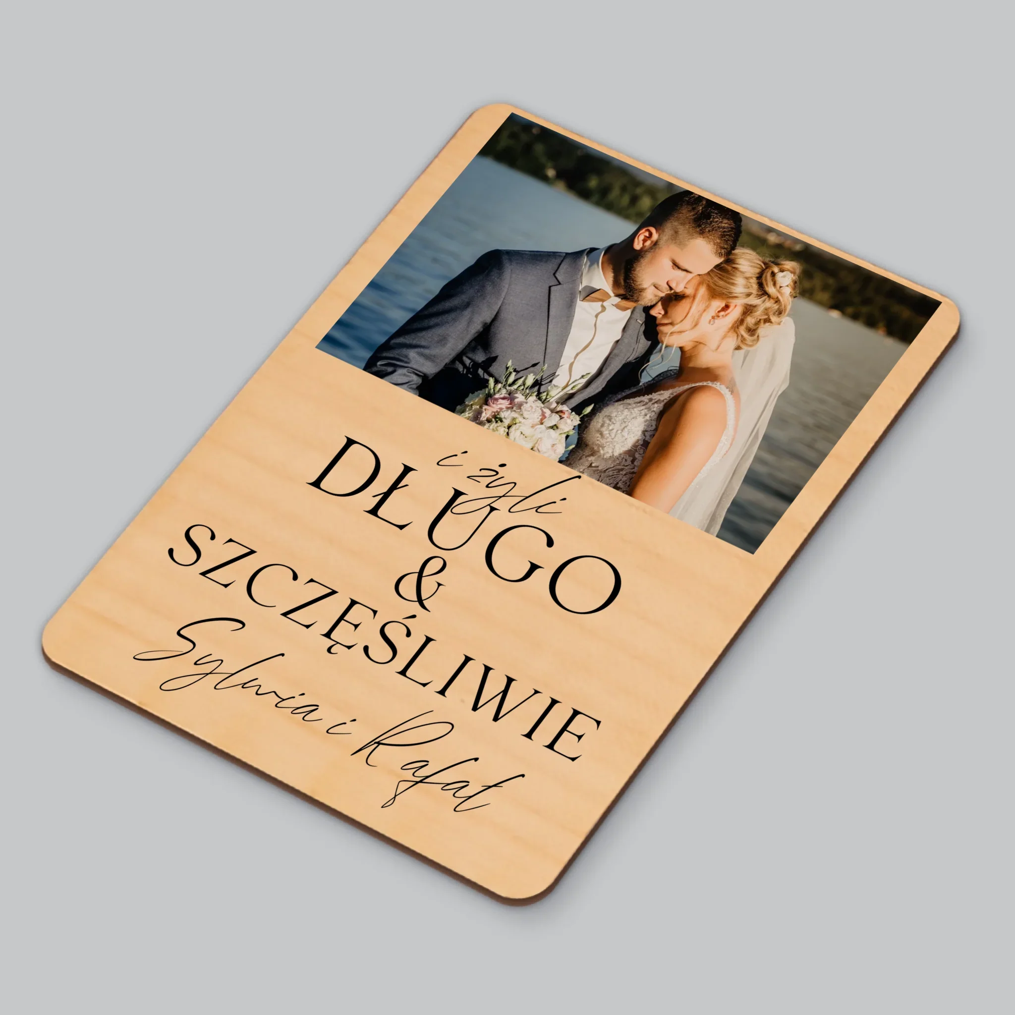 Zdjęcie i Podpis: Żyli Długo i Szczęśliwie - Magnes Drewniany - Image 3